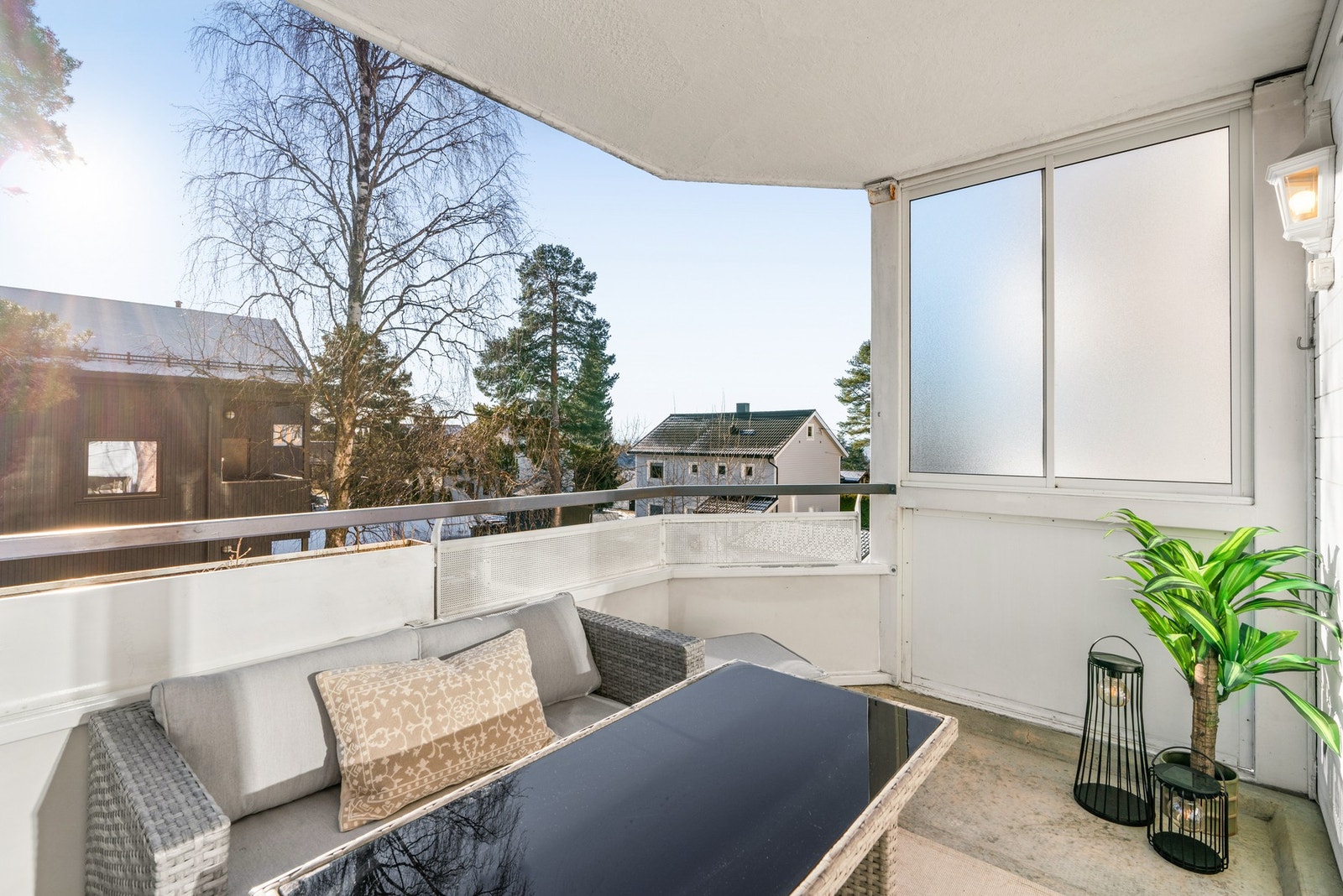 Radarveien 70 er en lys og lekker 3-roms som er totaloppusset i 2024/25, med unntak av badet som ble tatt i regi av borettslaget i 2021. Galleribilde
