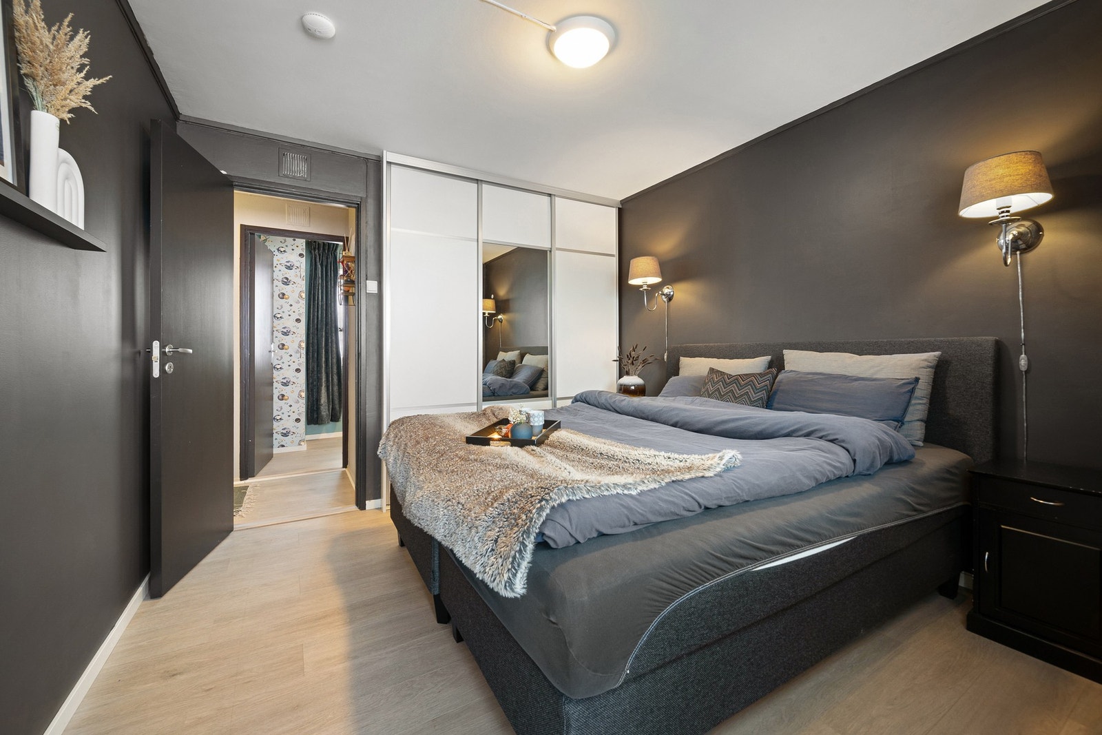 Skyvedørsgarderobe på hovedsoverom Galleribilde