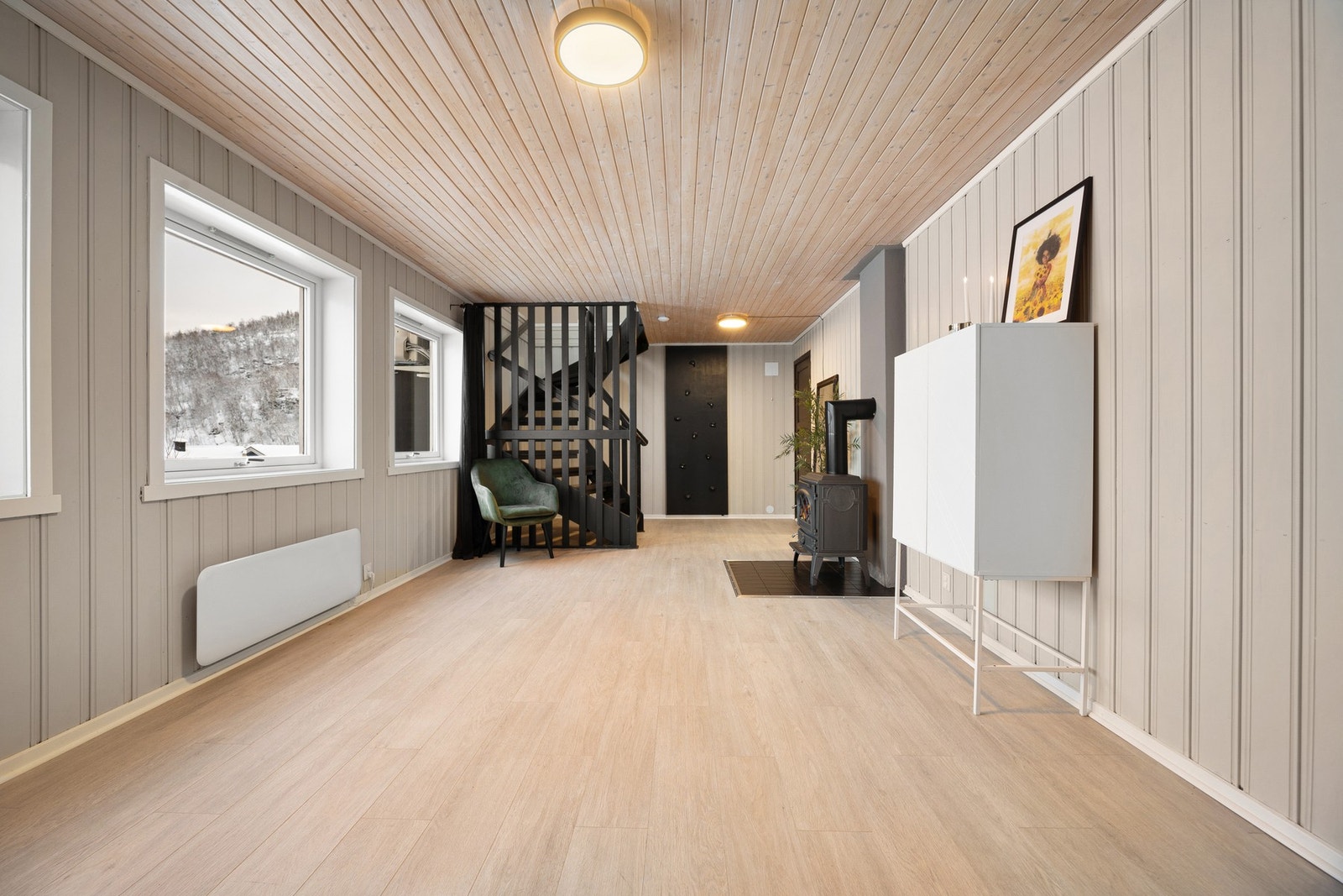 Kjellerstue med god plass til hjemmekontor og sofagruppe Galleribilde