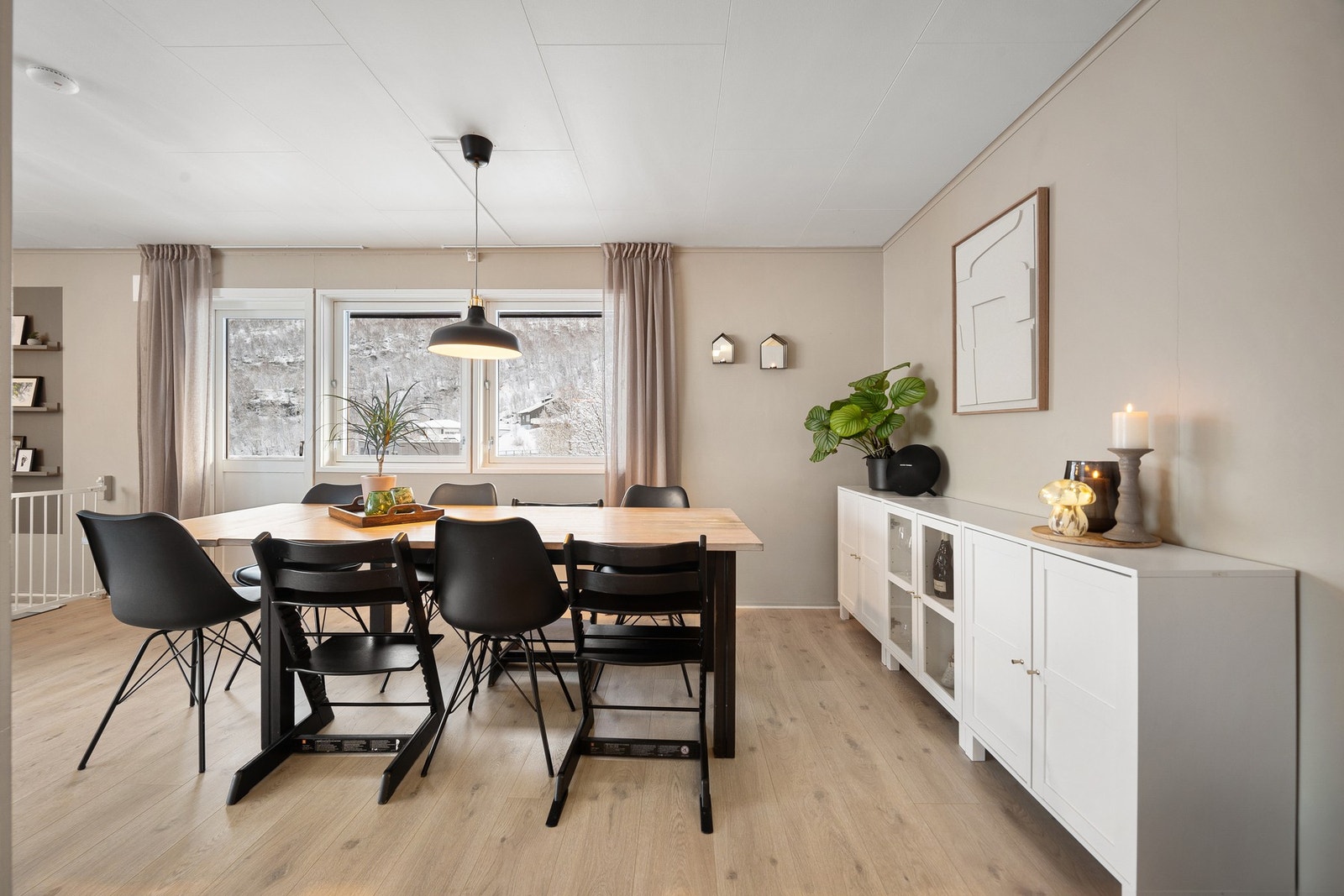 God plass til stort spisebord Galleribilde