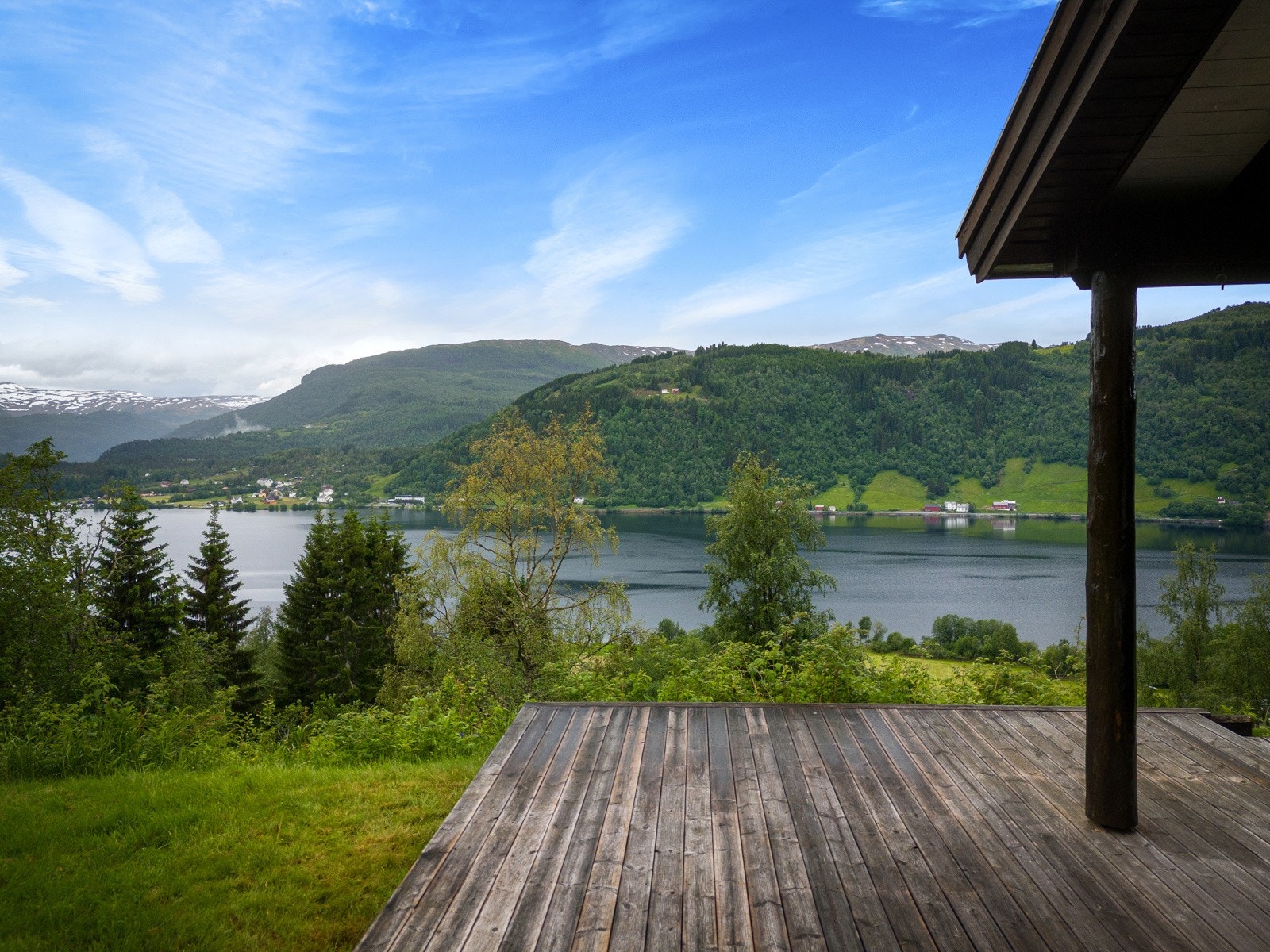 Nydelig utsikt over Oppheimsvatnet. Galleribilde