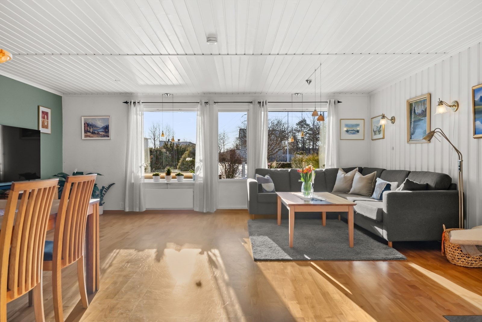 Lys og luftig stue med god plass til flere sittegrupper og soner Galleribilde