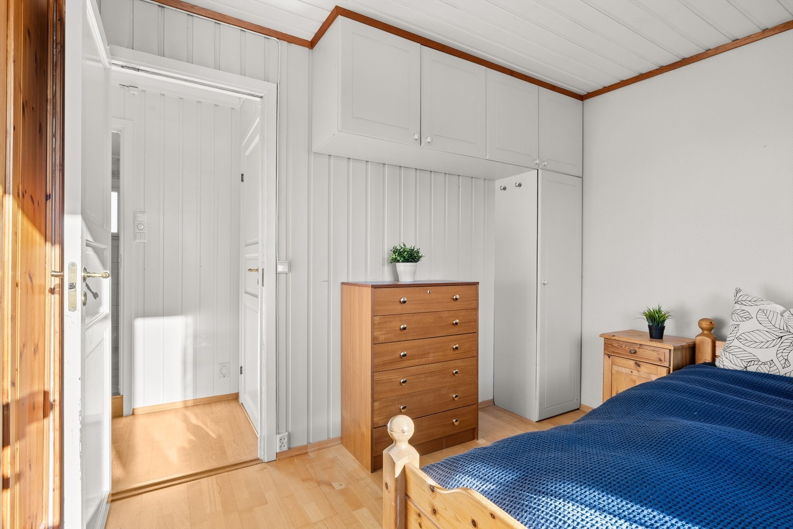 Rommet er innredet med praktisk skyvedørsgarderobe, og har gode oppbevaringsmuligheter Galleribilde