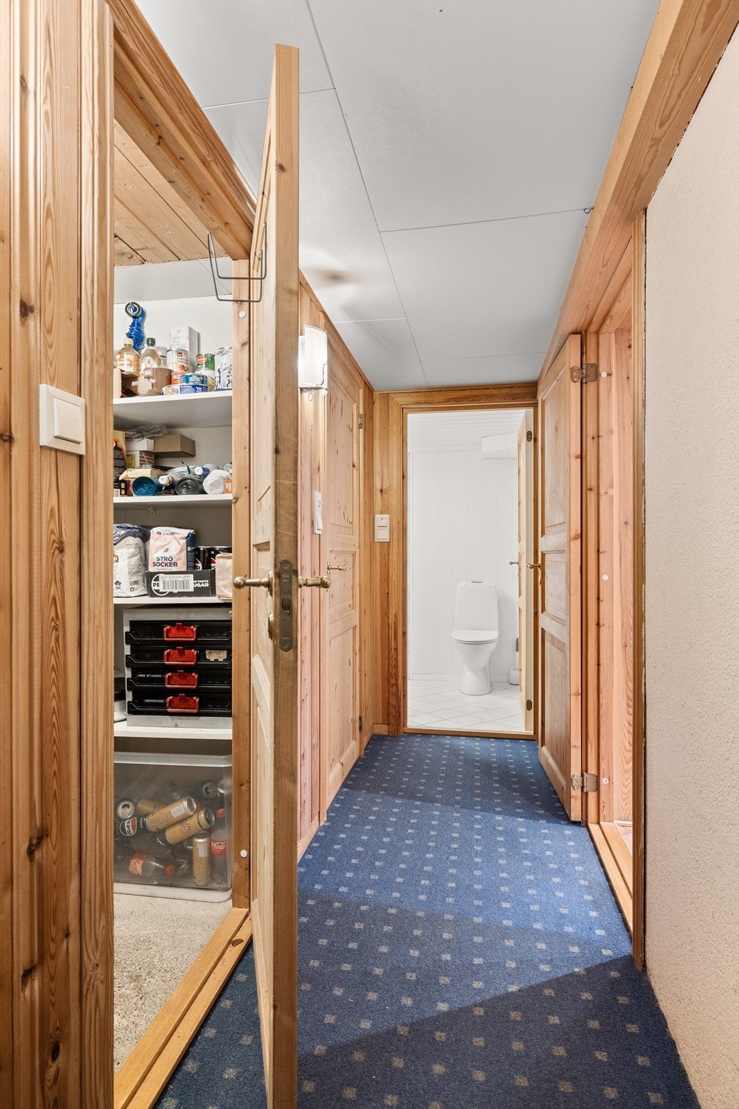 Det er rikelig med lagringsplass i flere boder Galleribilde