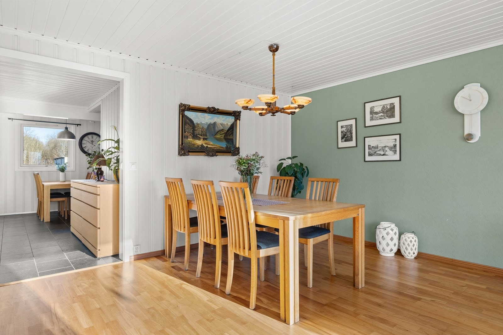 Det er gulvvarme i entrè, kjøkken/spiseplass og hall Galleribilde