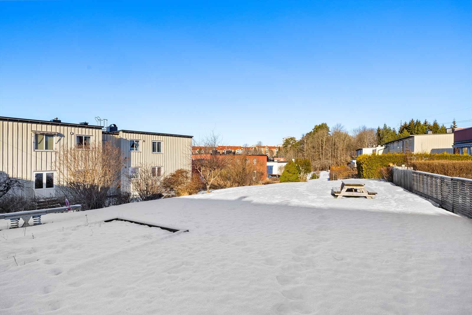 Barnevennlig område med flere lekeplasser i umiddelbar nærhet Galleribilde