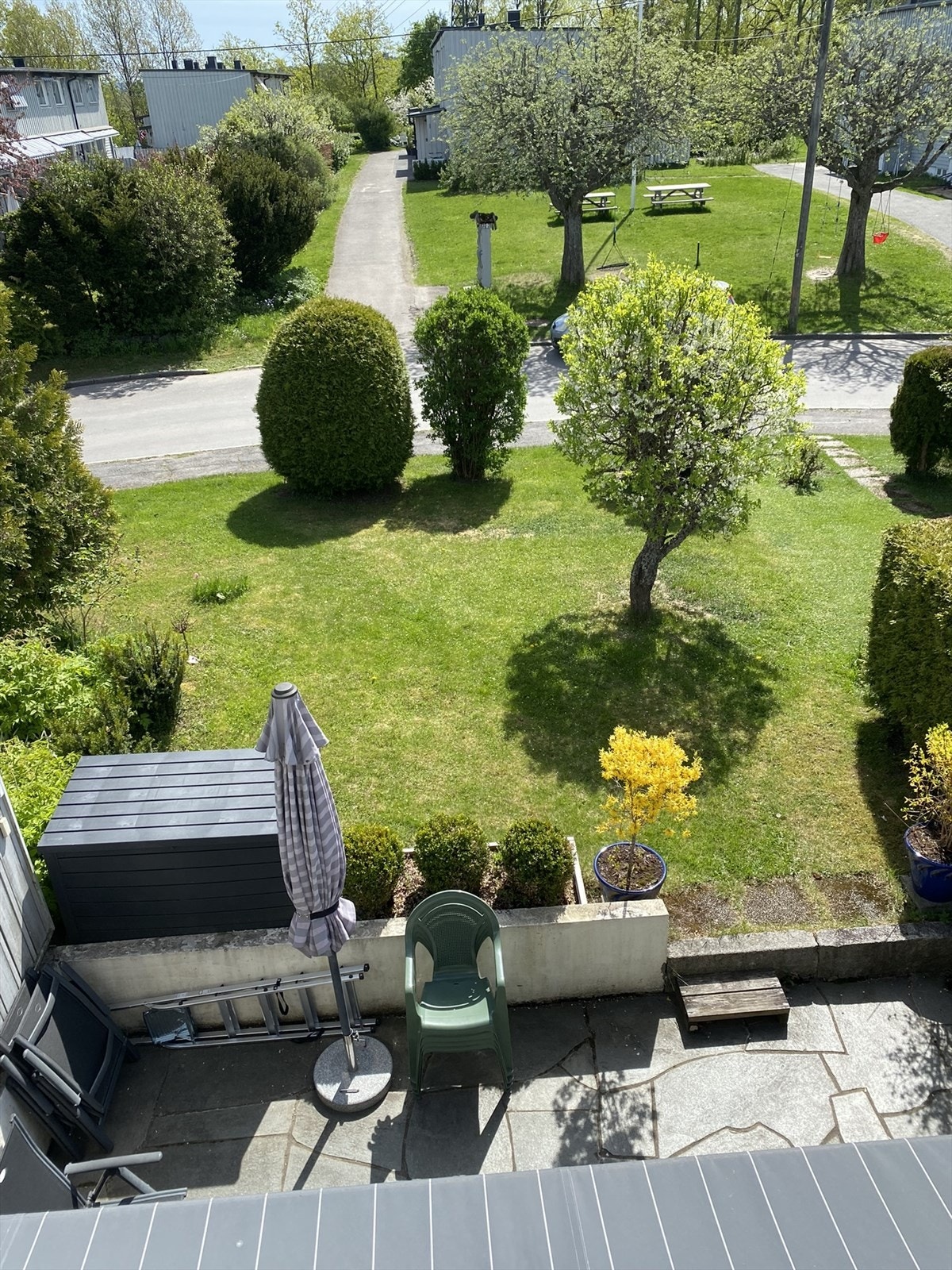 Attraktivt rekkehus med solrik, frodig uteplass Galleribilde