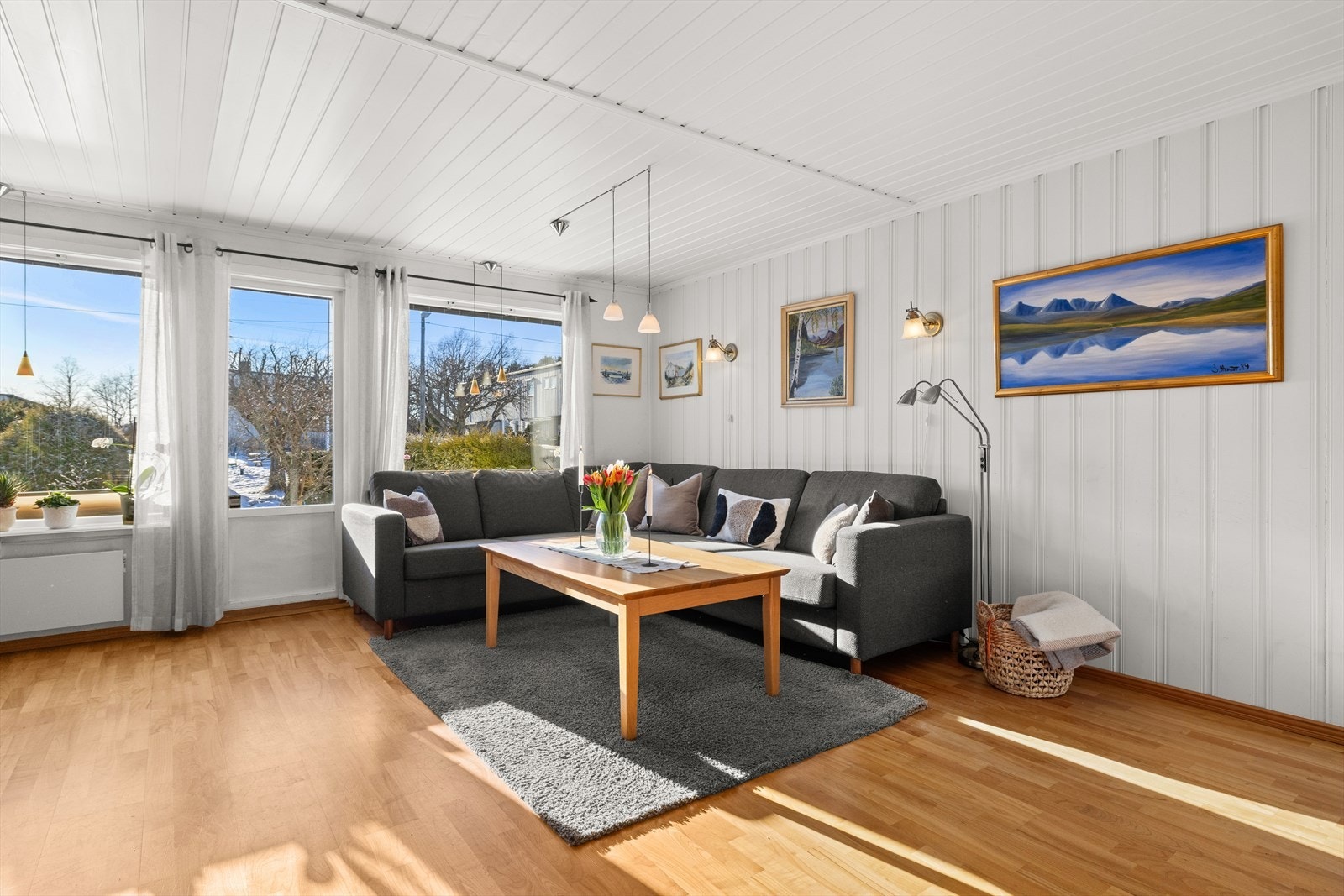 Store vindusflater gir gode lys- og solforhold, samt mye naturlig lysinnslipp Galleribilde