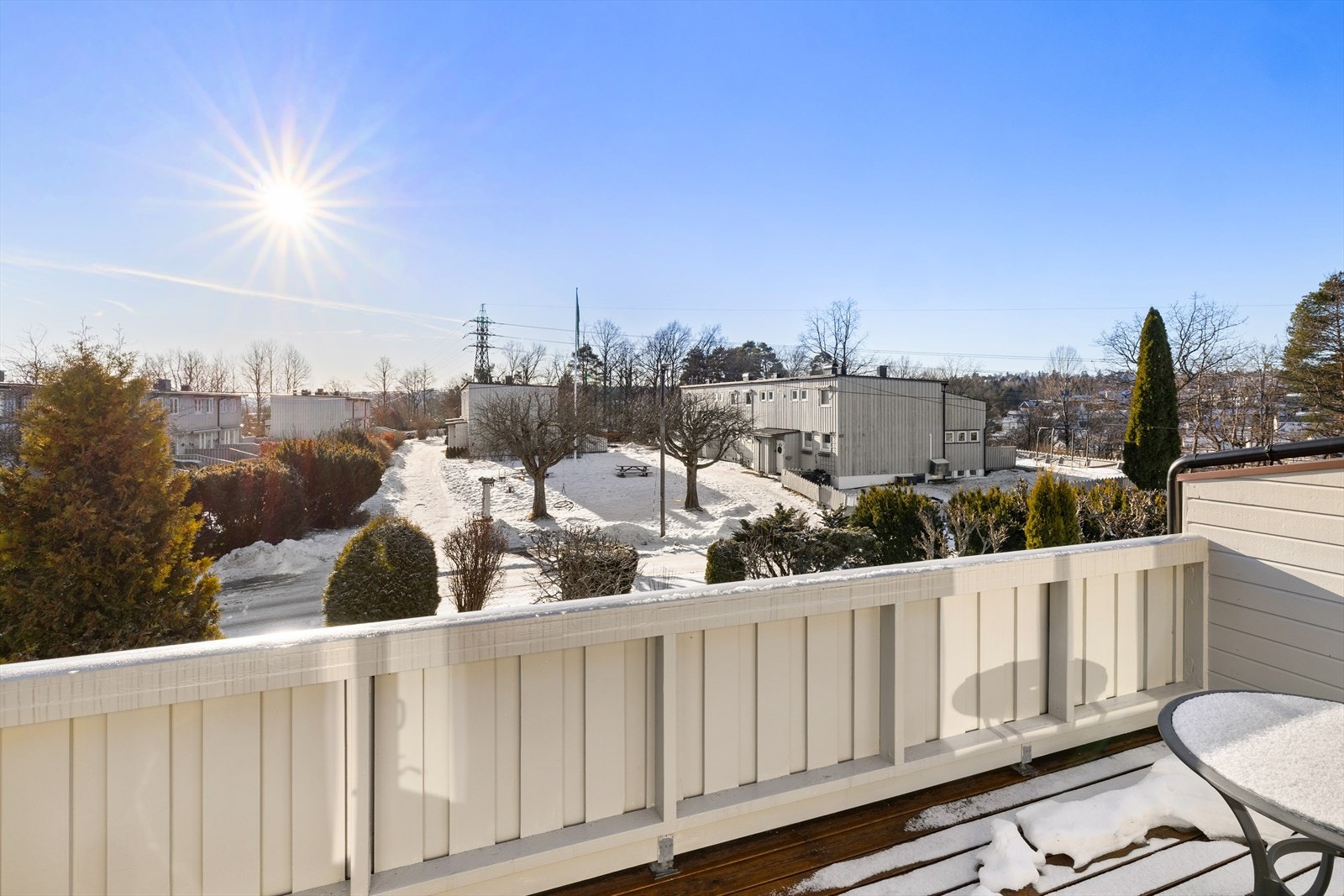 Fra soverommet er det utgang til sydvendt terrasse på ca. 14 m² Galleribilde