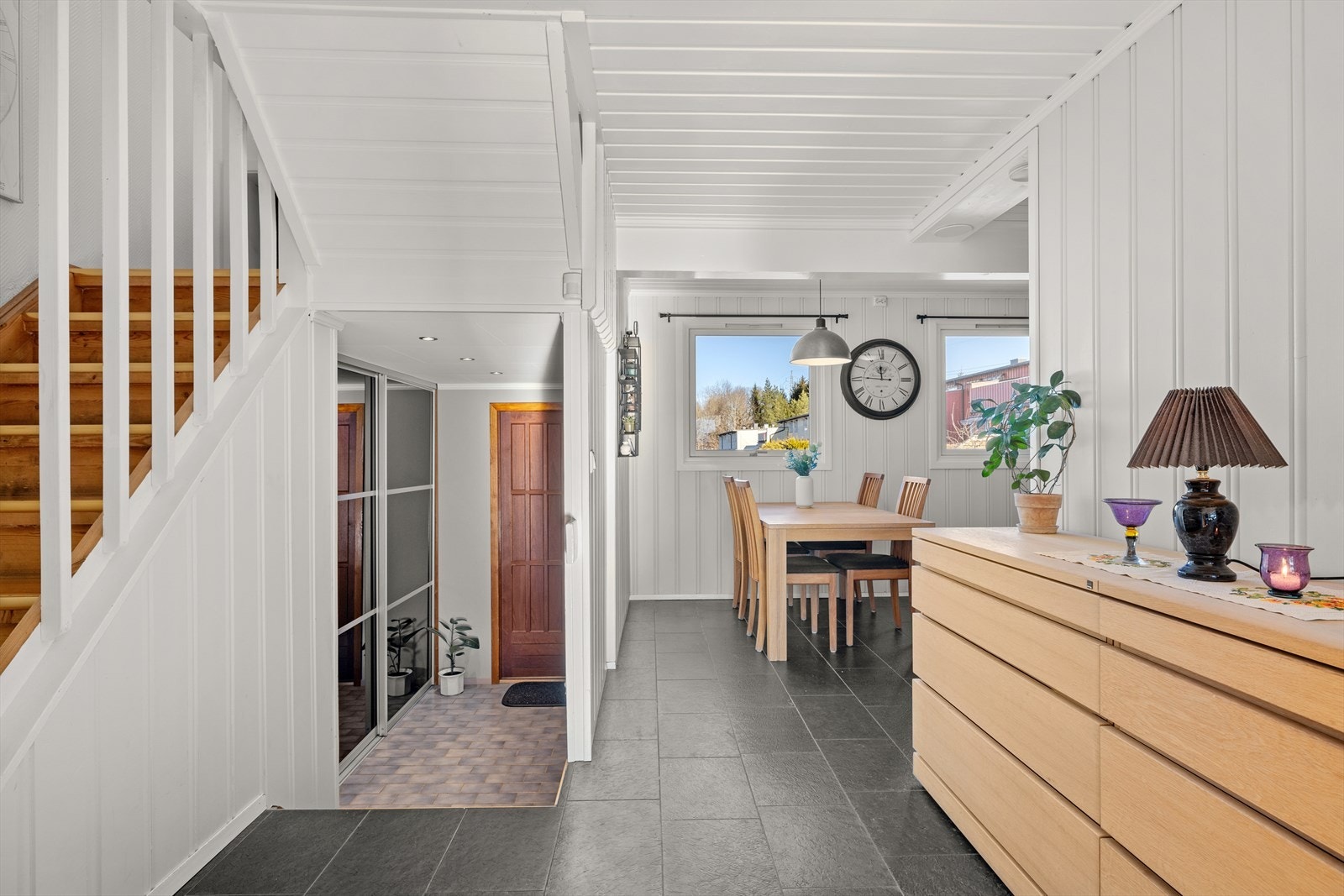 Entrè med god plass til oppbevaring av sko og yttertøy i skyvedørsgarderobe Galleribilde
