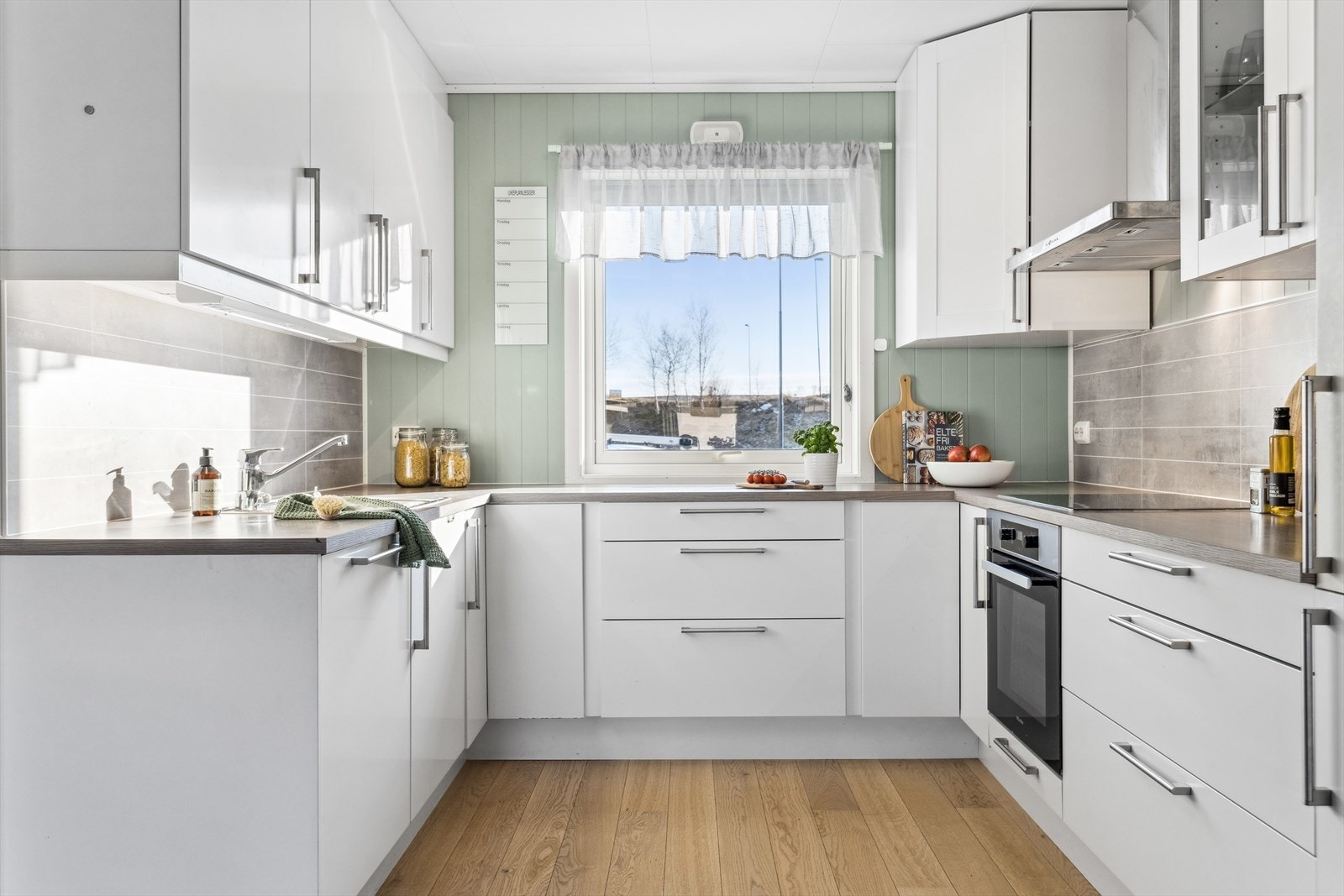 Innredningen er fra Sigdal og har et tidløst design med integrerte hvitevarer. Hvitevarene er fra bl.a. Miele, AEG og Bosch. Galleribilde