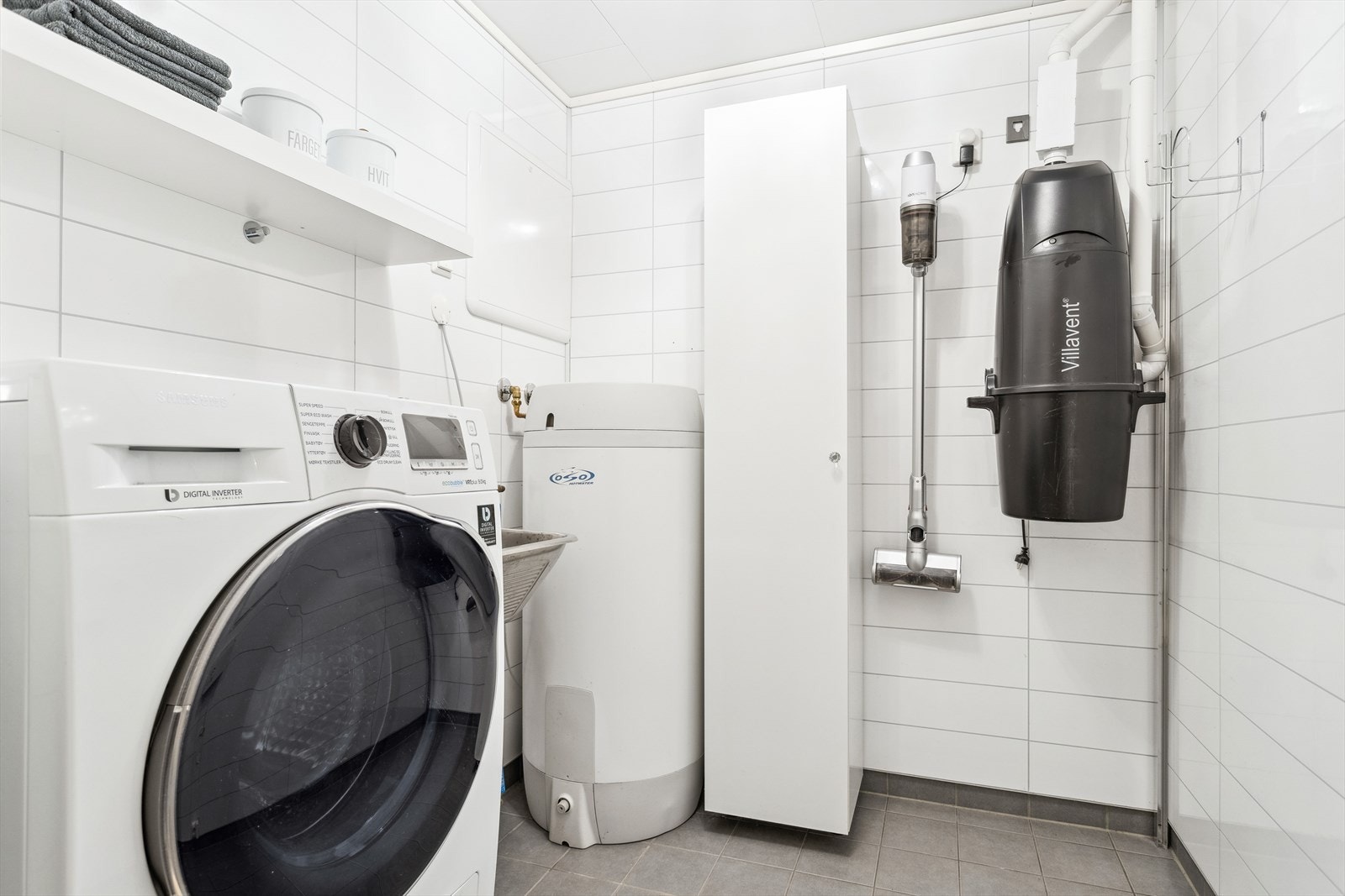 Vaskerommet har gulvfliser, flisplater på veggene og opplegg for vaskemaskin. Berederen er ca. 200 liter. Galleribilde