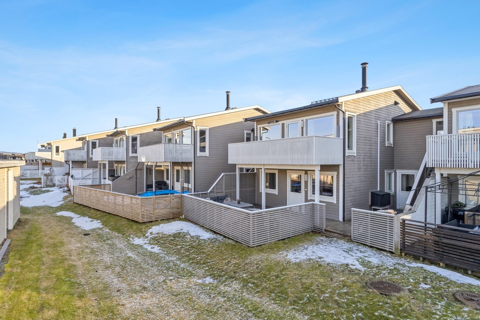 Velkommen på visning til populære og barnevennlige Langekra 3 i Buvik sentrum. Galleribilde