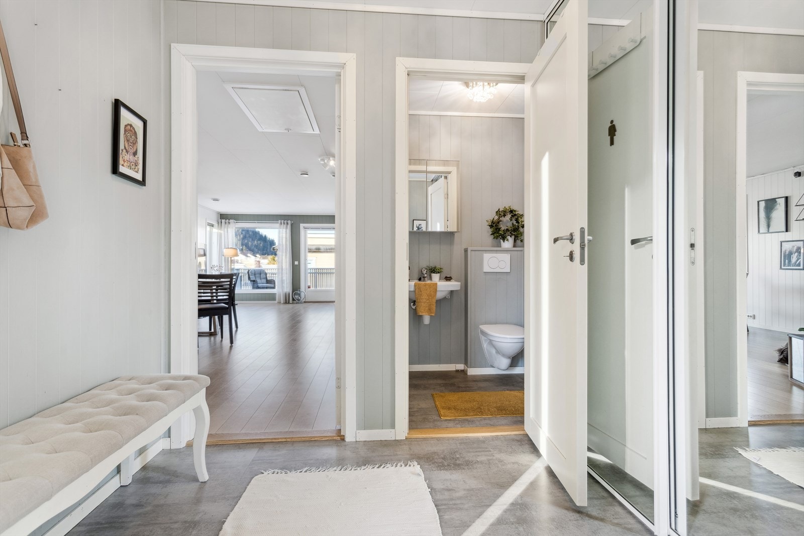 Entreen gir et godt førsteinntrykk med flislaminat på gulvet og malte panelplater på veggene. Rommet er ca. 5 kvm. Galleribilde