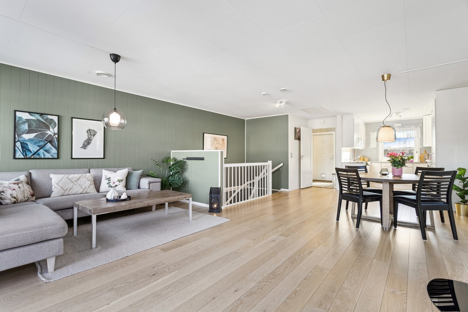 Rommet fremstår enkelt å møblere med både sofa, tv-møblement og spisestue. Galleribilde