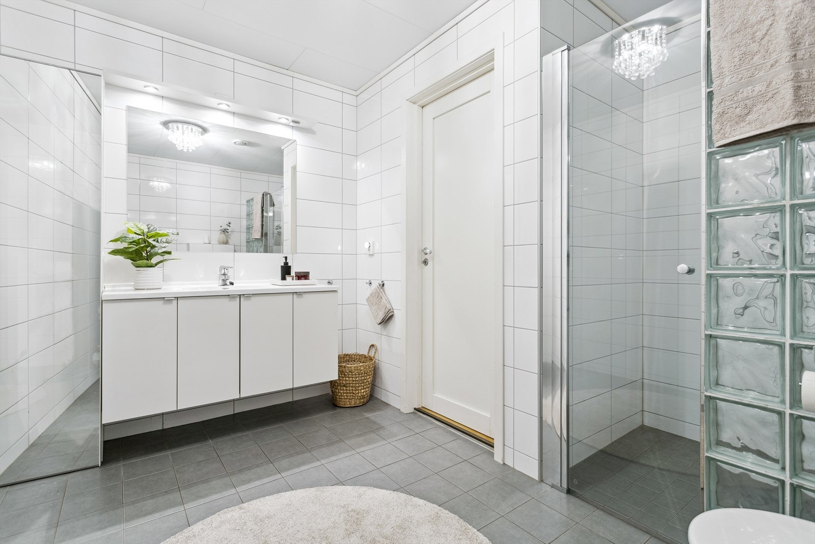 Ved baderomsinnredningen er det et høyskap med speilfront. Det er varme i gulvet og mekanisk avtrekk. Galleribilde