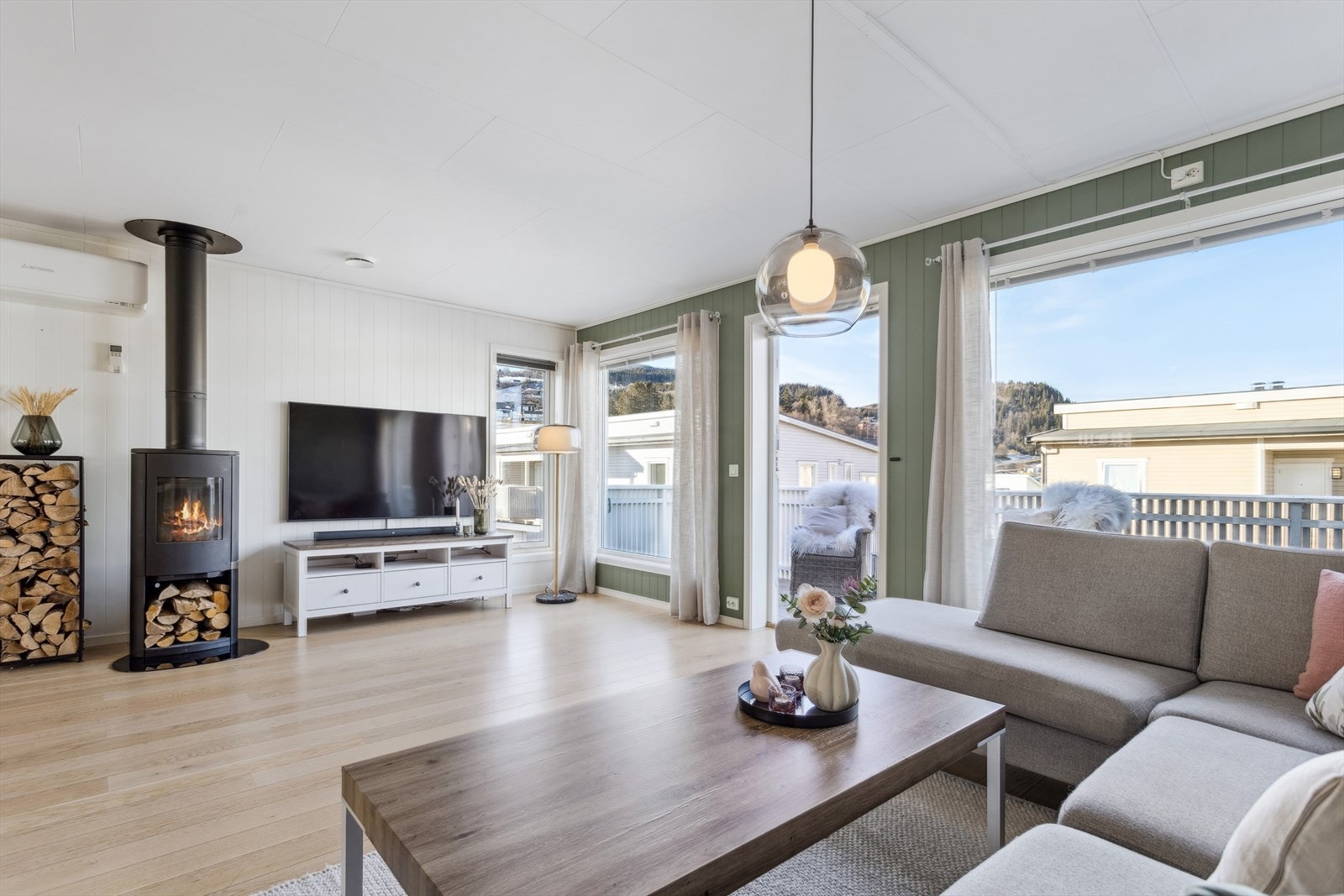 Stuen har peisovn som gir god varme og ekstra hygge. I tillegg er det installert varmepumpe. Galleribilde