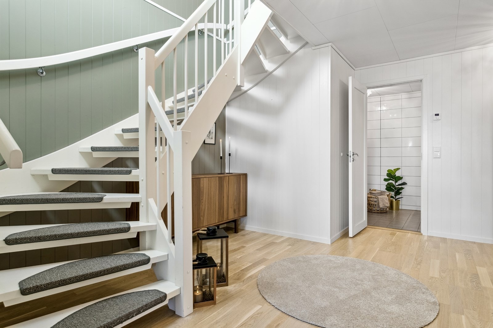 I tillegg til fire soverom i underetasjen er det både bad og vaskerom. Galleribilde