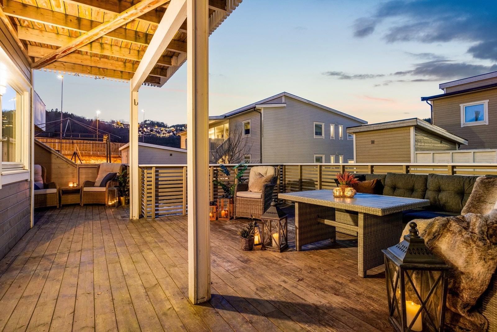 Terrassen har adkomst fra to av soverommene. Det er også adkomst via trapp fra carporten. Galleribilde