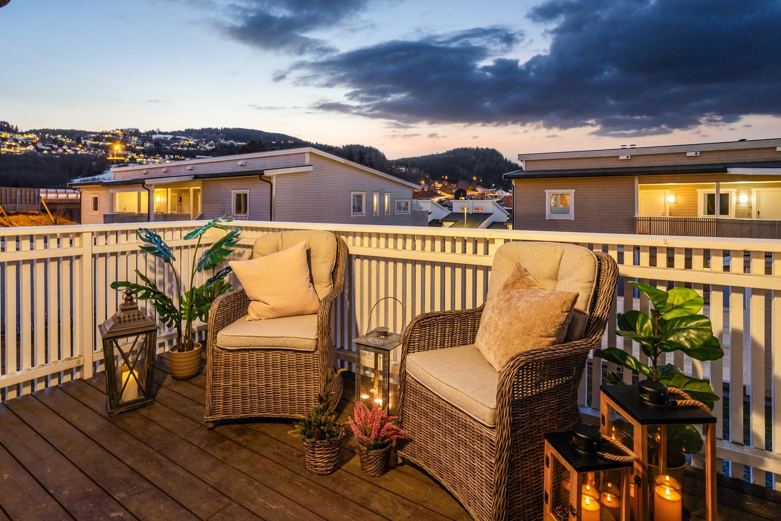 Utenfor stuen er det en stor, flott veranda på ca. 11 kvm. Solforholdene er meget gode. Galleribilde