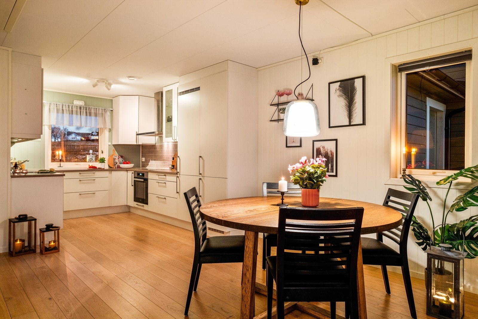 Med åpen kjøkkenløsning kan man være sosial med familie og venner mens man lager mat. Galleribilde