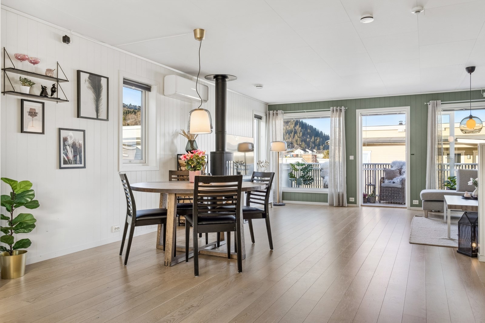 Stuen har gjennomgående lys fra kjøkkenet og vinduer på tre av fire vegger. Galleribilde