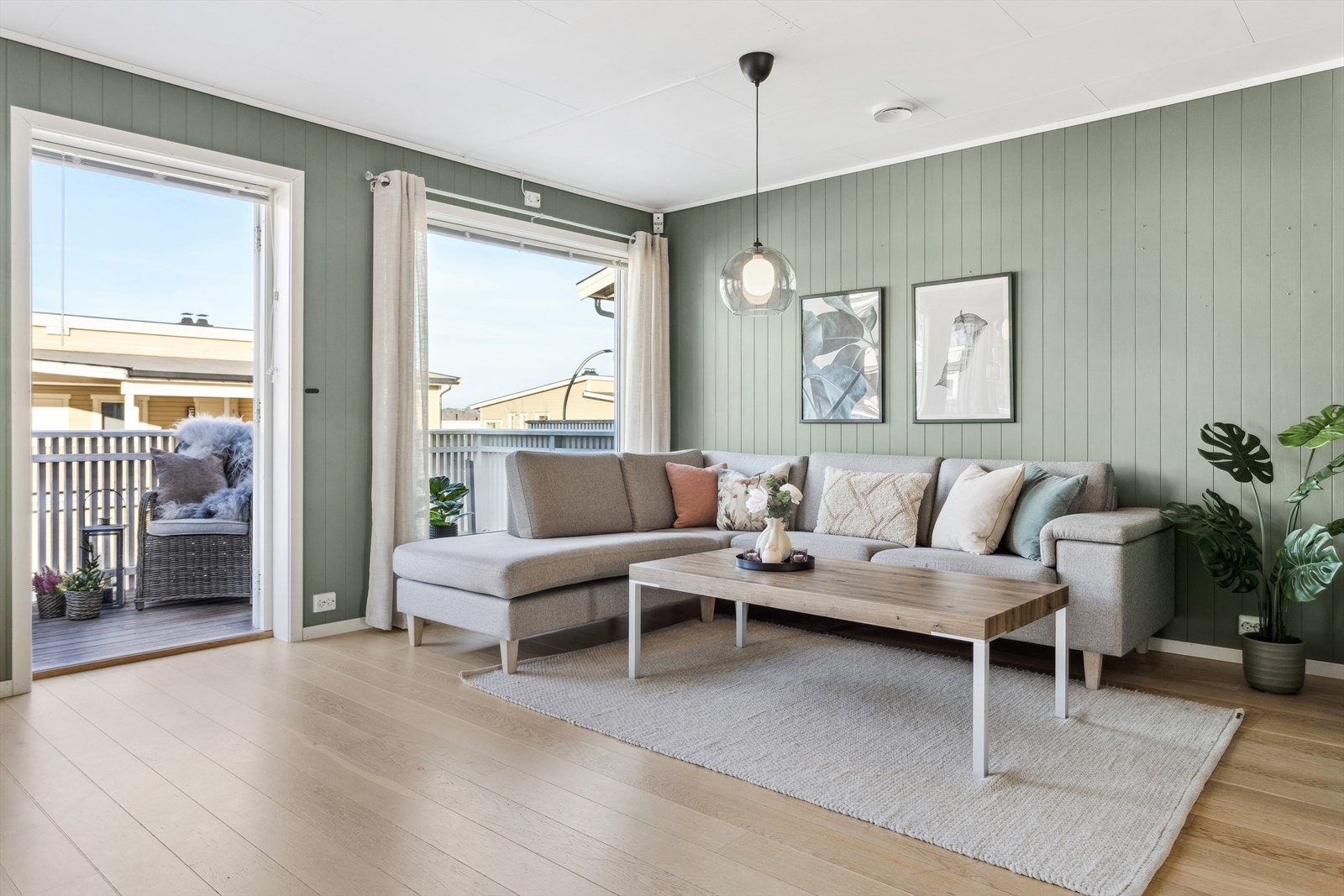 Stuen har enstavs parkettgulv og malte panelplater i delikate farger på veggene. Galleribilde