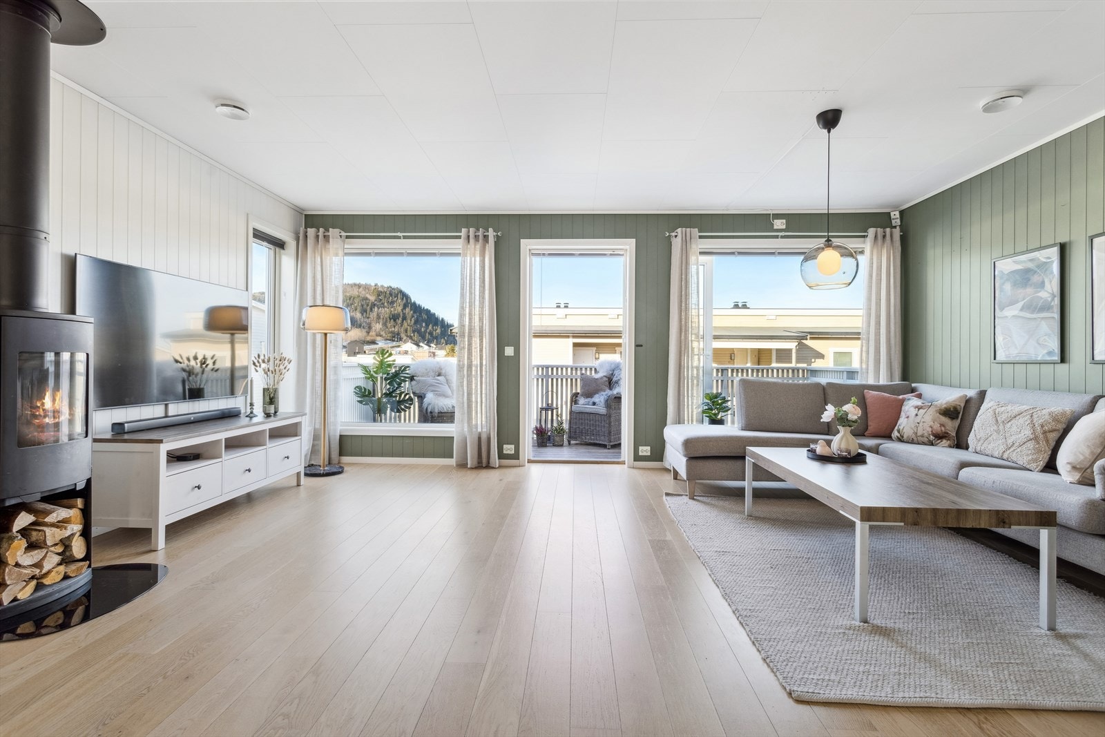 I første etasje har boligen stue og kjøkken i åpen løsning, med et samlet areal på ca. 50 kvm. Galleribilde