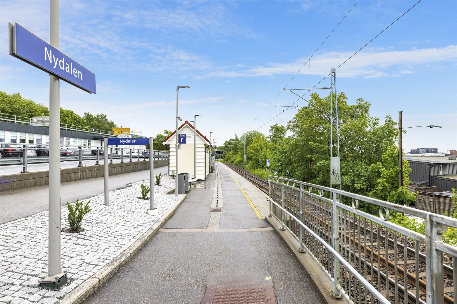 Nydalen togstasjon er få minutters gange unna. Toget tar deg til Oslo S på 10-13 minutter Galleribilde