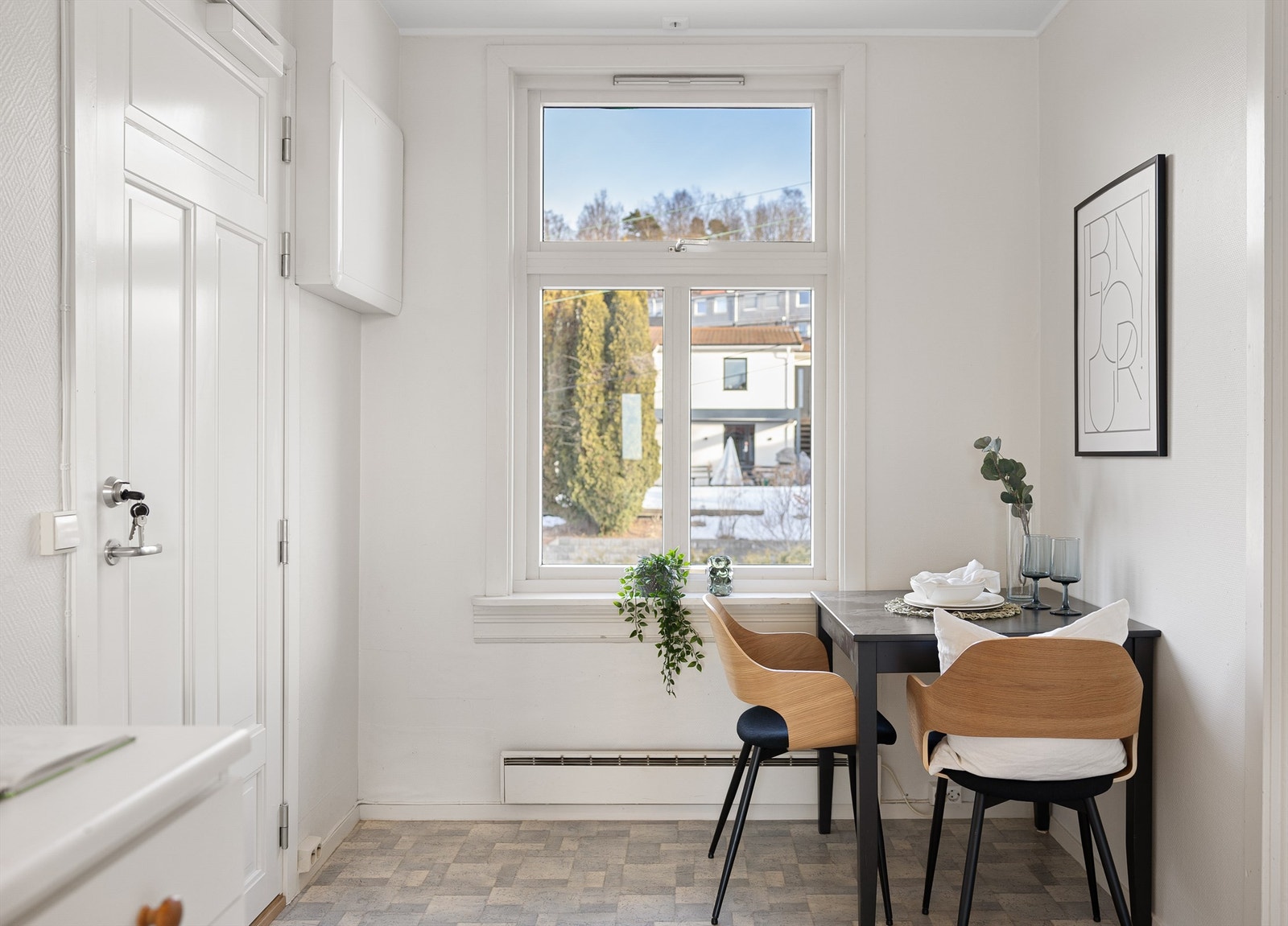 Leilighetens kjøkken og soverom ligger ut mot Tverrvei 3, som er en rolig blindvei Galleribilde