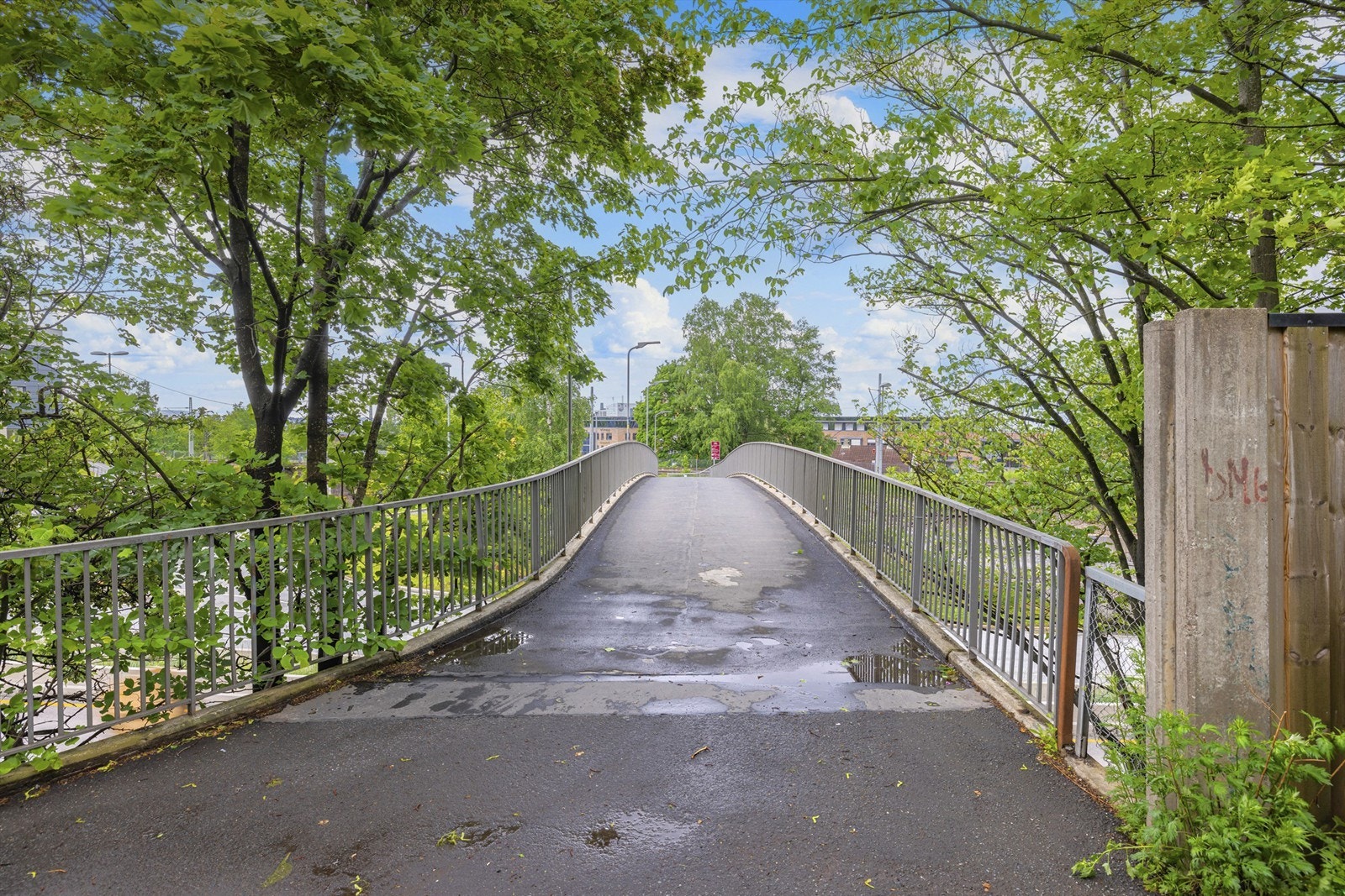 Broen i bunnen av Skolebakken tar deg rett til Nydalen Galleribilde