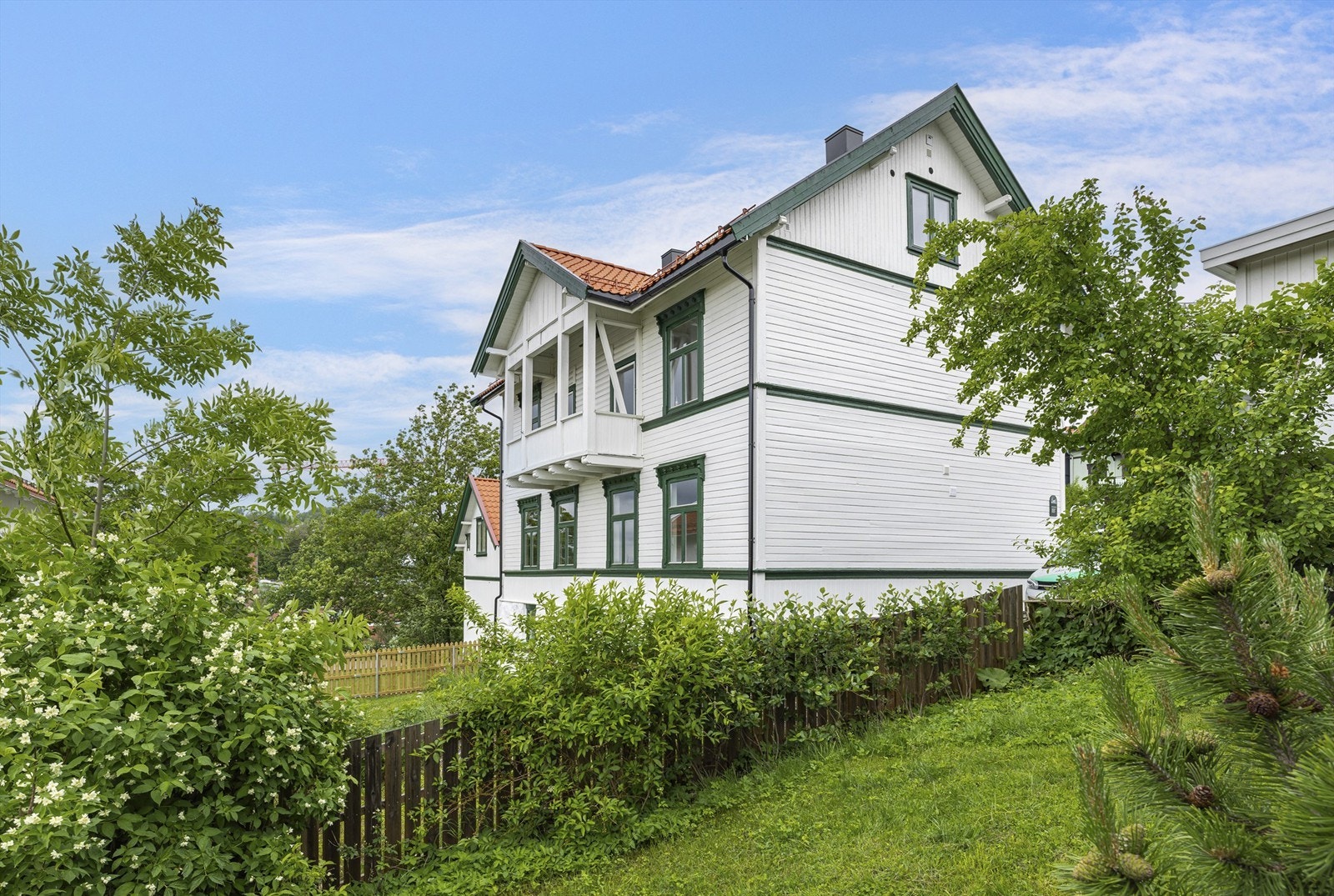 Foran huset er det en solrik hage som er felles for beboerne Galleribilde