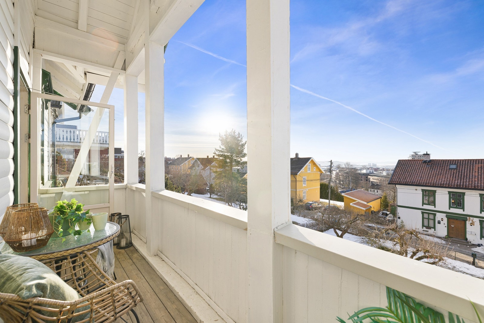 Leiligheten disponerer en solrik vestvendt balkong som deles med naboseksjonen Galleribilde