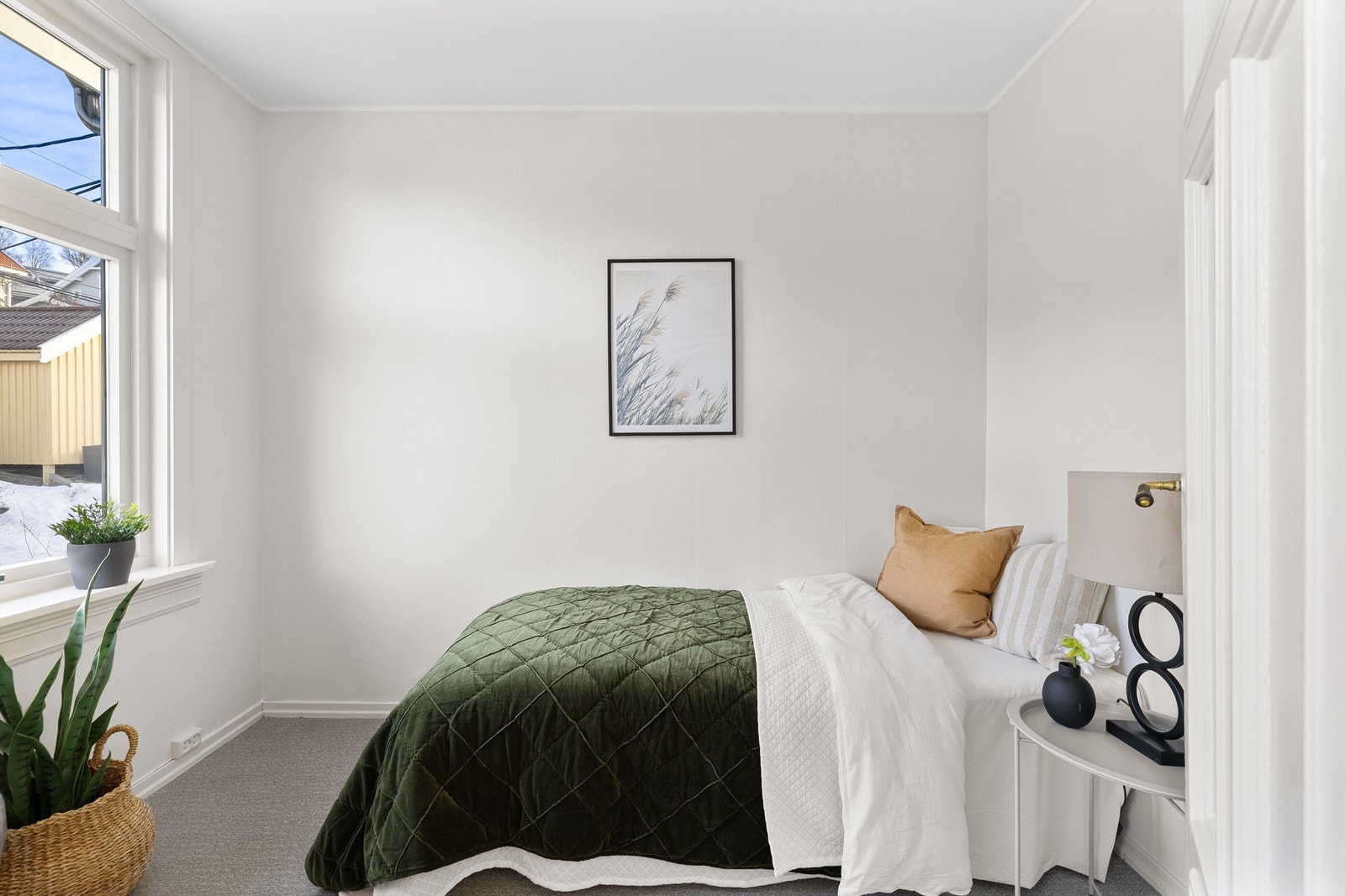 Koselig soverom med plass til seng og nattbord Galleribilde