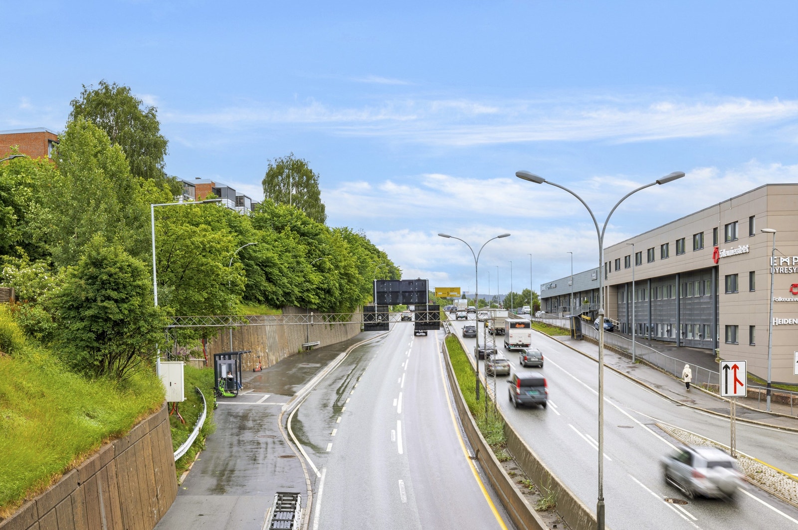 Fra Ringveien går det flere rutebusser og flybuss Galleribilde