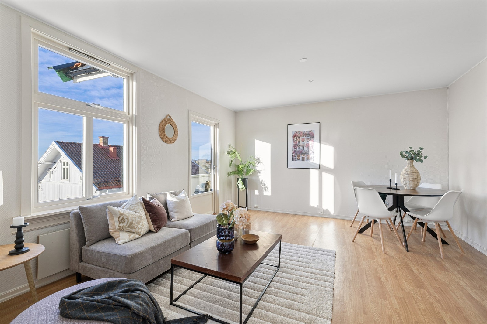 Lys og romslig stue med herlig utsikt mot fjorden og utover sameiets felleshage Galleribilde