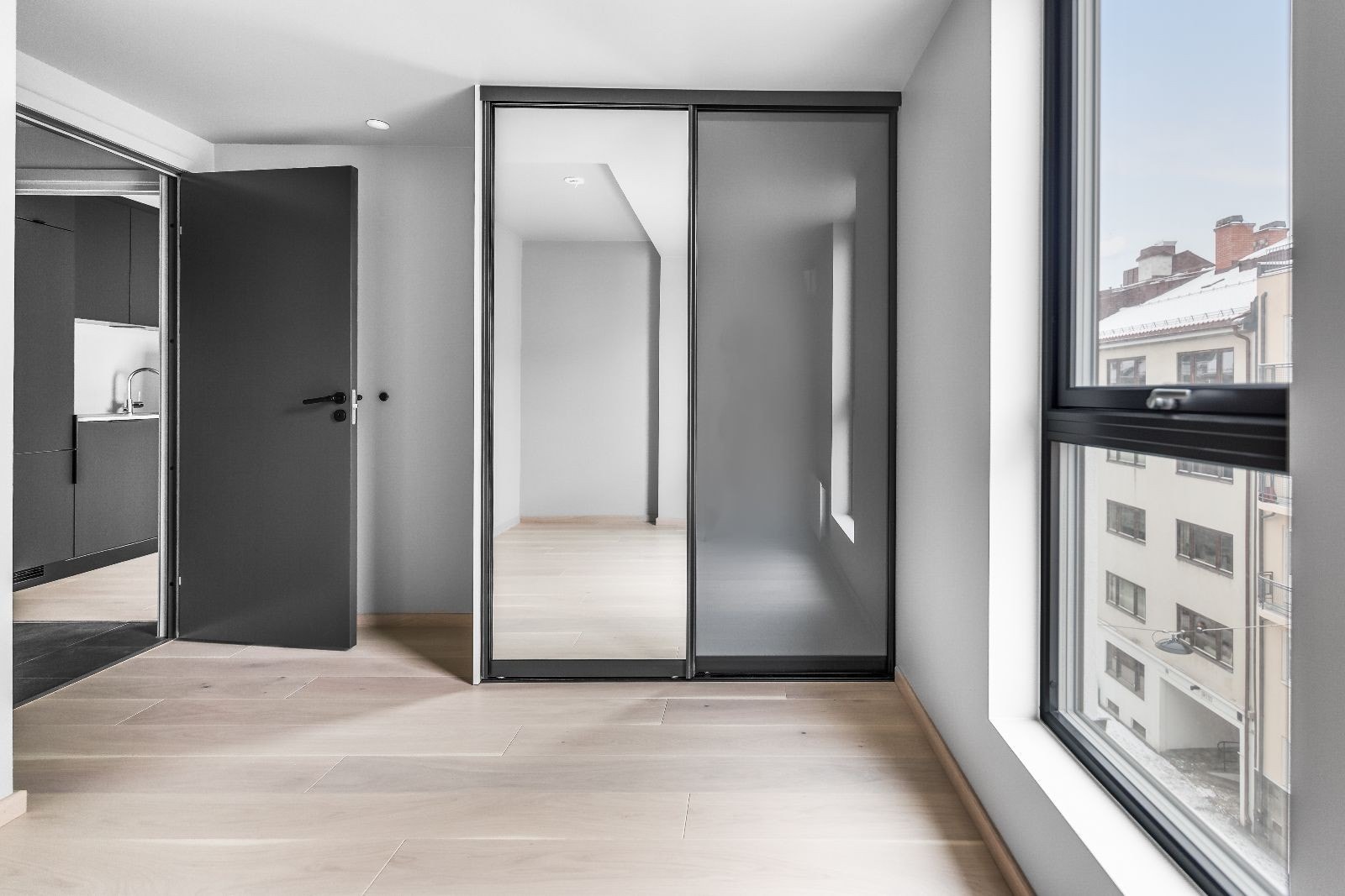 Soverom med skyvedørsgarderobe Galleribilde