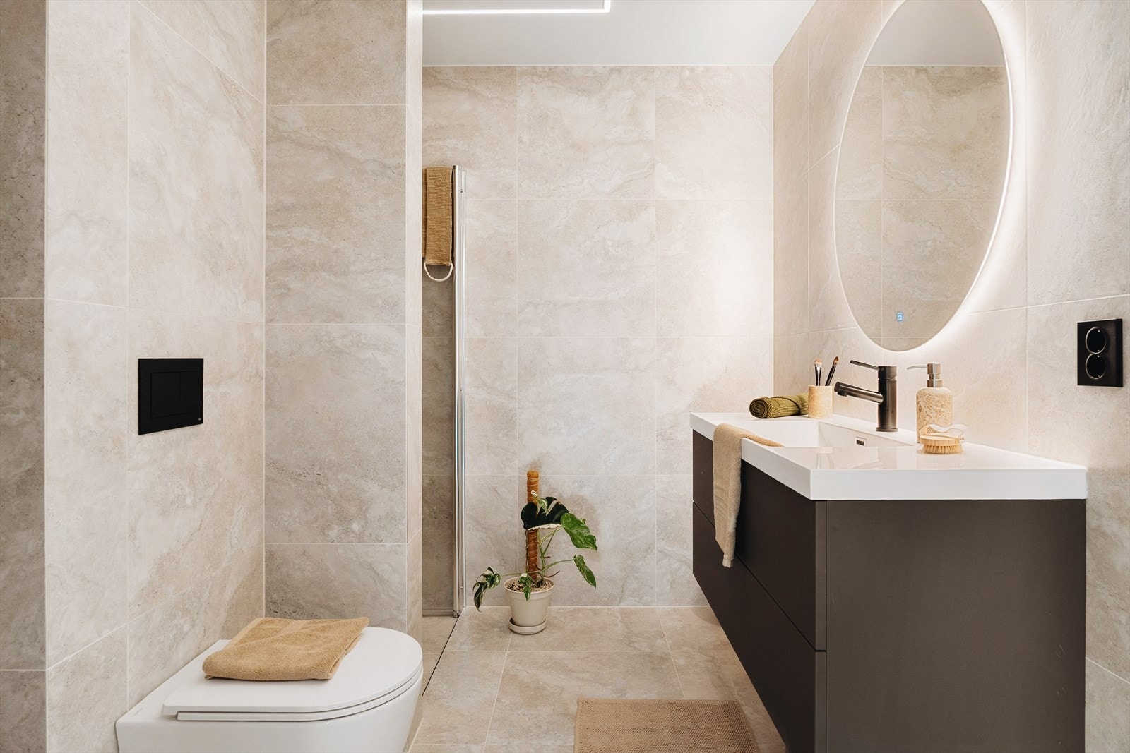 Velkommen til denne lekre nyoppussede 4-roms andelsboligen presentert av Fana Sparebank Eiendom v/Isaac Dahlin Galleribilde