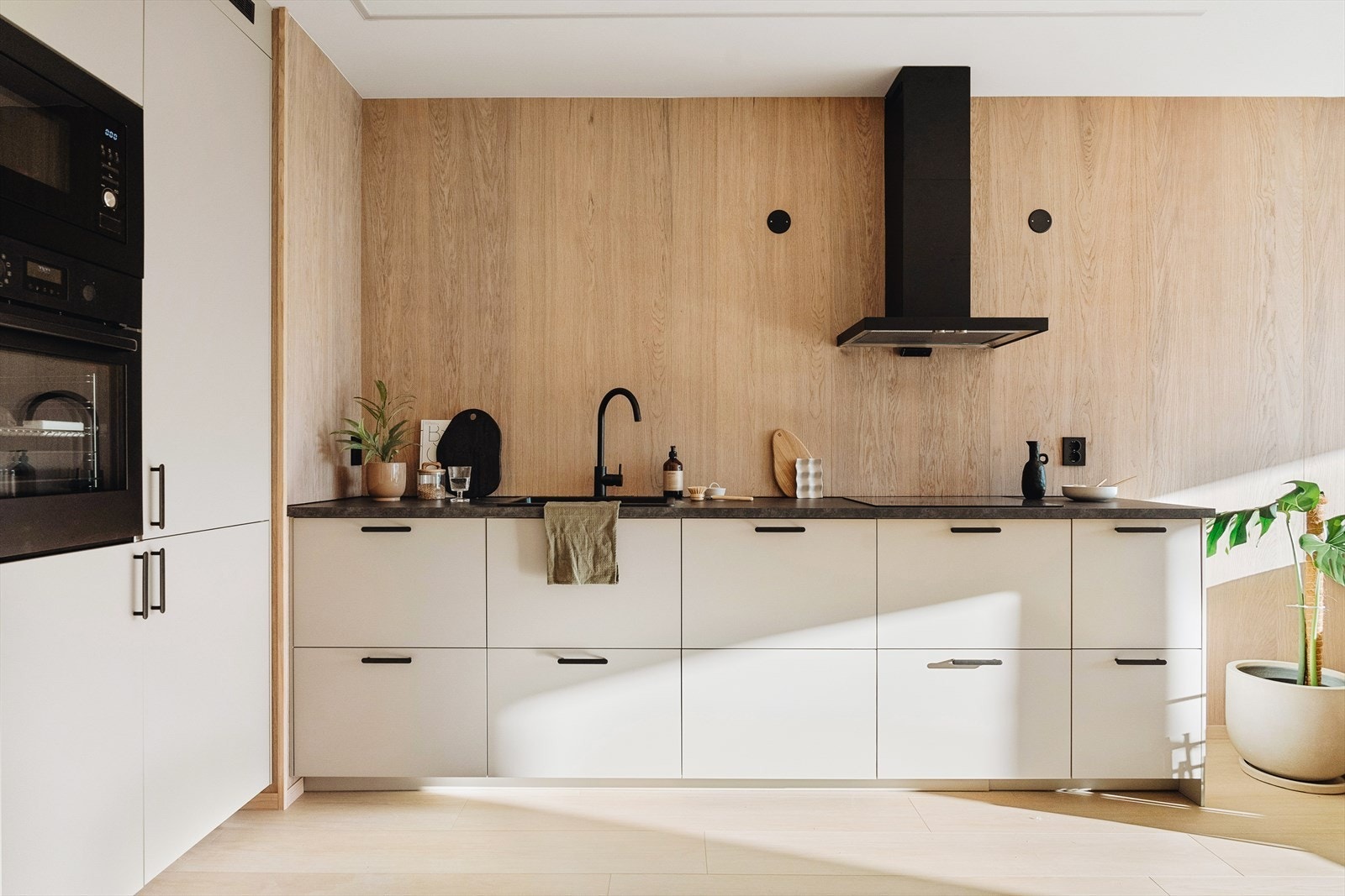 Kjøkkenet er utstyrt med integrert induksjonstopp, stekeovn, mikro, oppvaskmaskin, kjøl og frys! Galleribilde