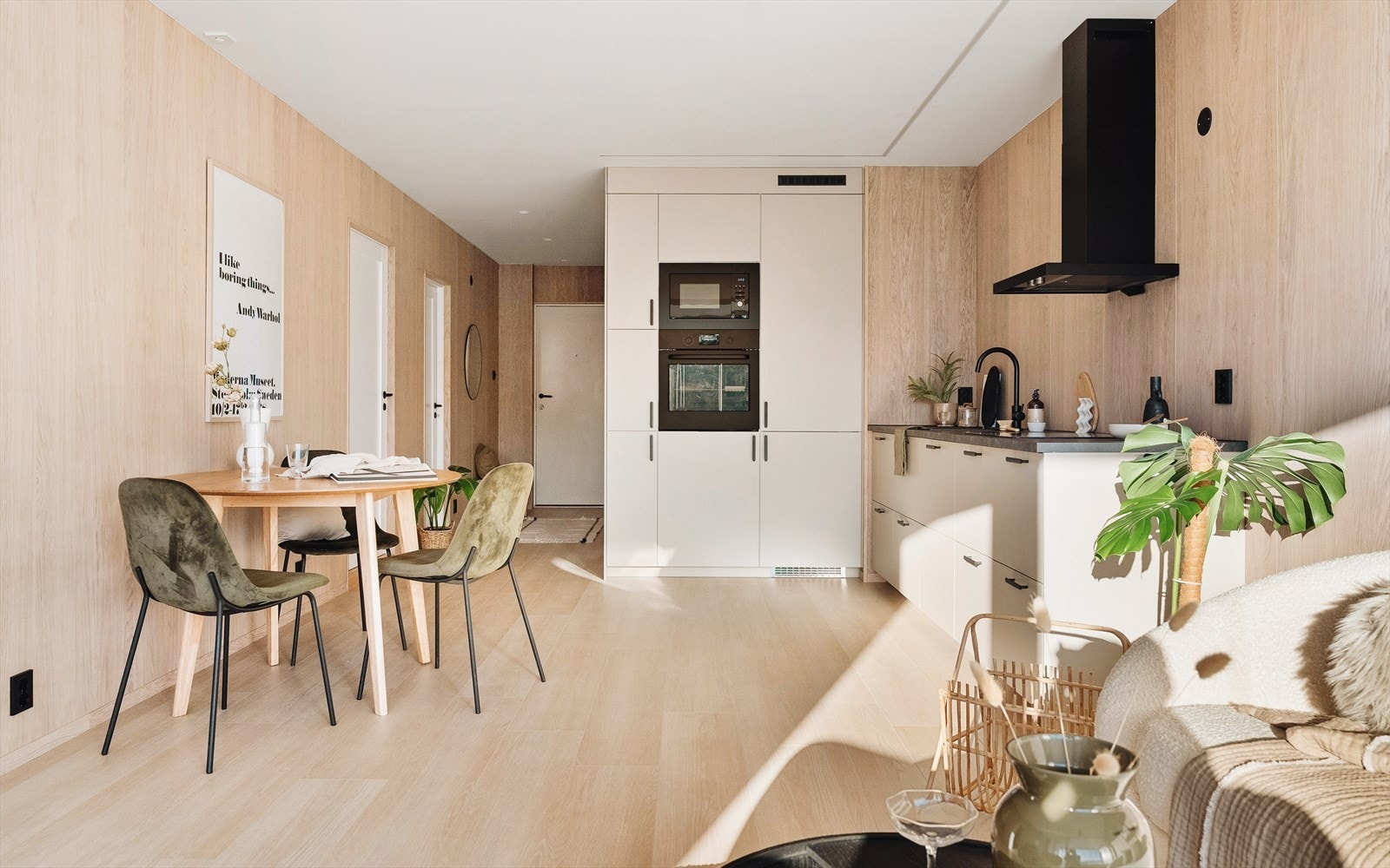 Finerplatene er slitesterke og gir unike muligheter til å enkelt henge opp hyller og bilder uten å trenge gipsanker eller lignende festemetode! Galleribilde