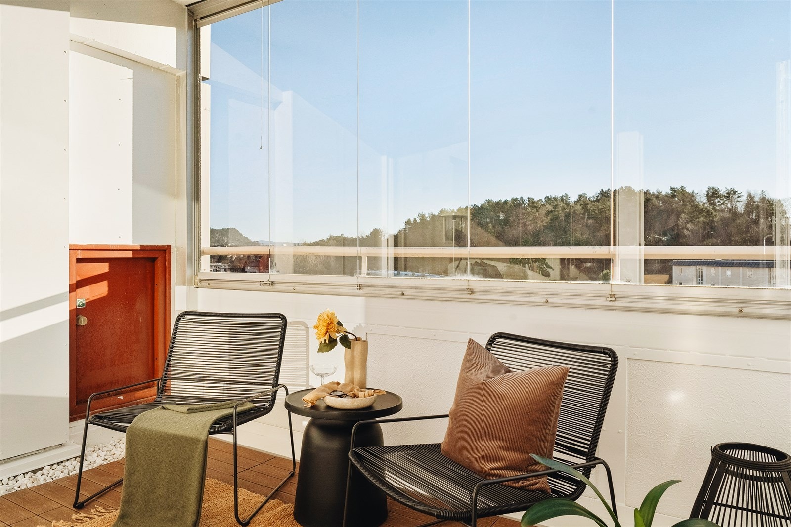 En innglasset balkong gir en naturlig forlengelse av stuen. Galleribilde