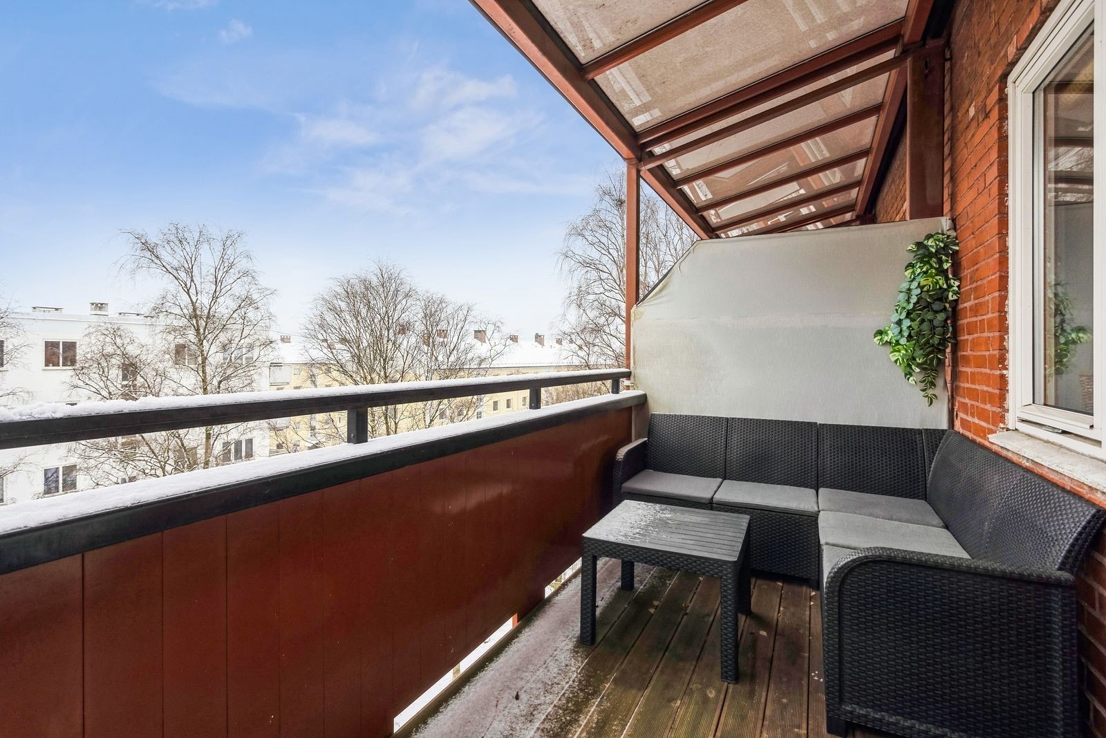 Fra stuen er det utgang til romslig balkong med utemøbler Galleribilde