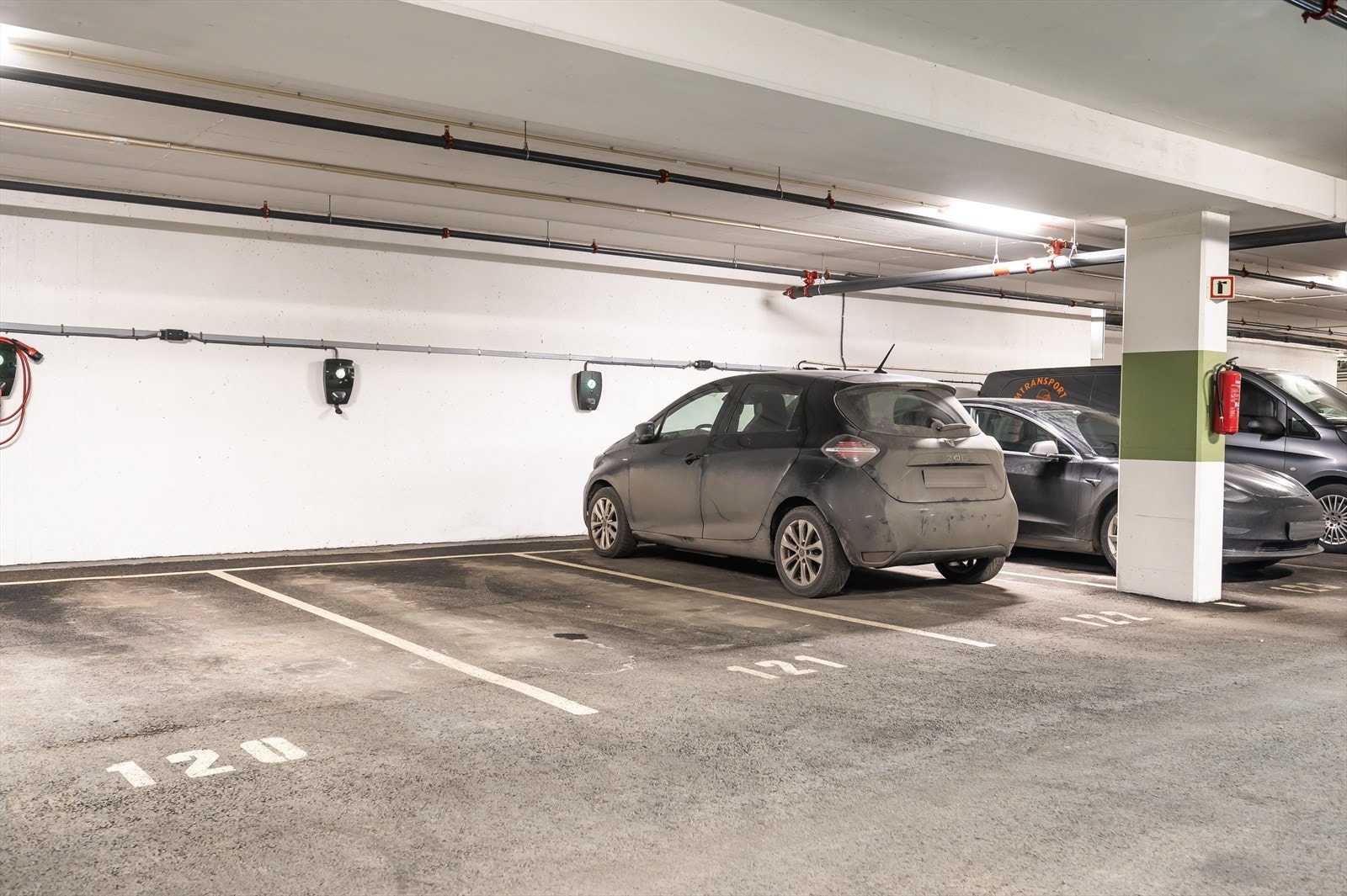 Med boligen selges garasjeplass med EL-lader. Nåværende eier har leid ut sin plass for kr. 1 600,- pr. mnd. Galleribilde