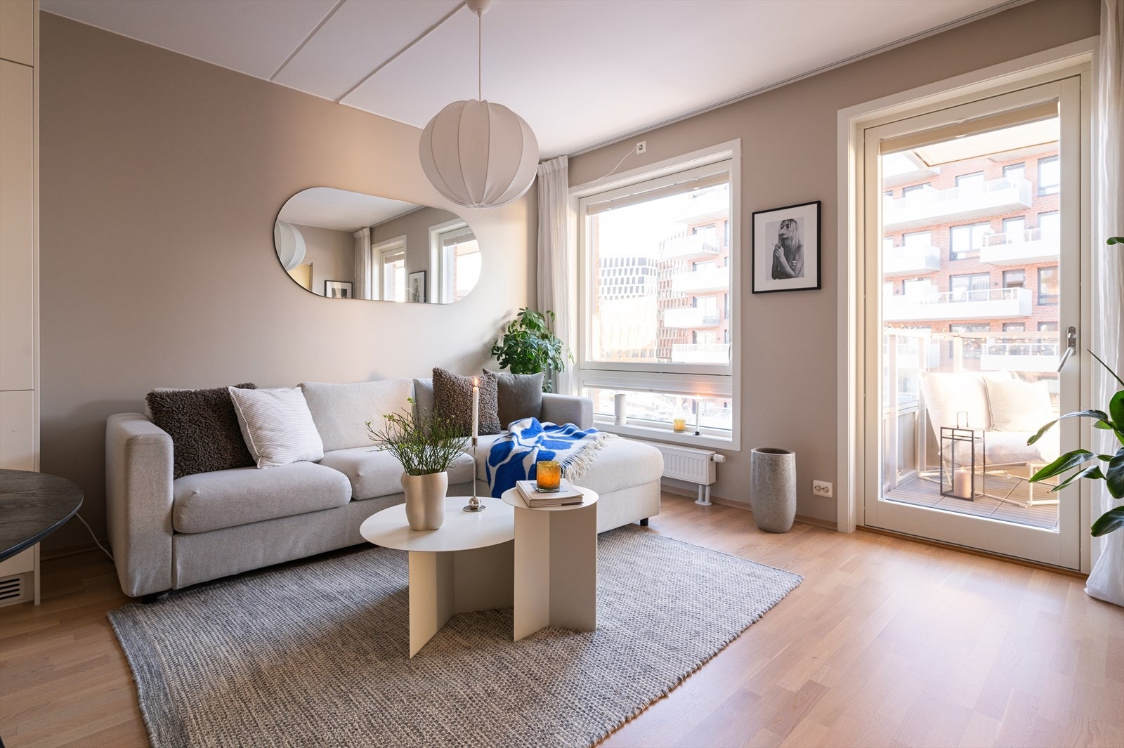 Lys og luftig stue med store vindusflater som gir en fantastisk atmosfære og rikelig med naturlig lys. Galleribilde