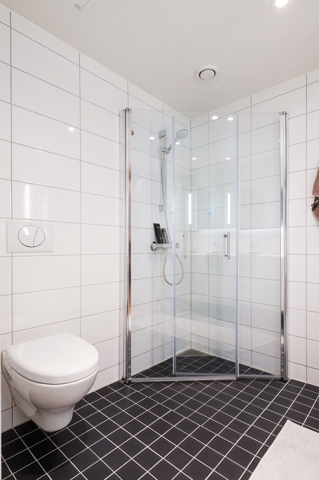 Downlights i taket gir et behagelig lys, og balansert ventilasjon sikrer et godt inneklima. Galleribilde