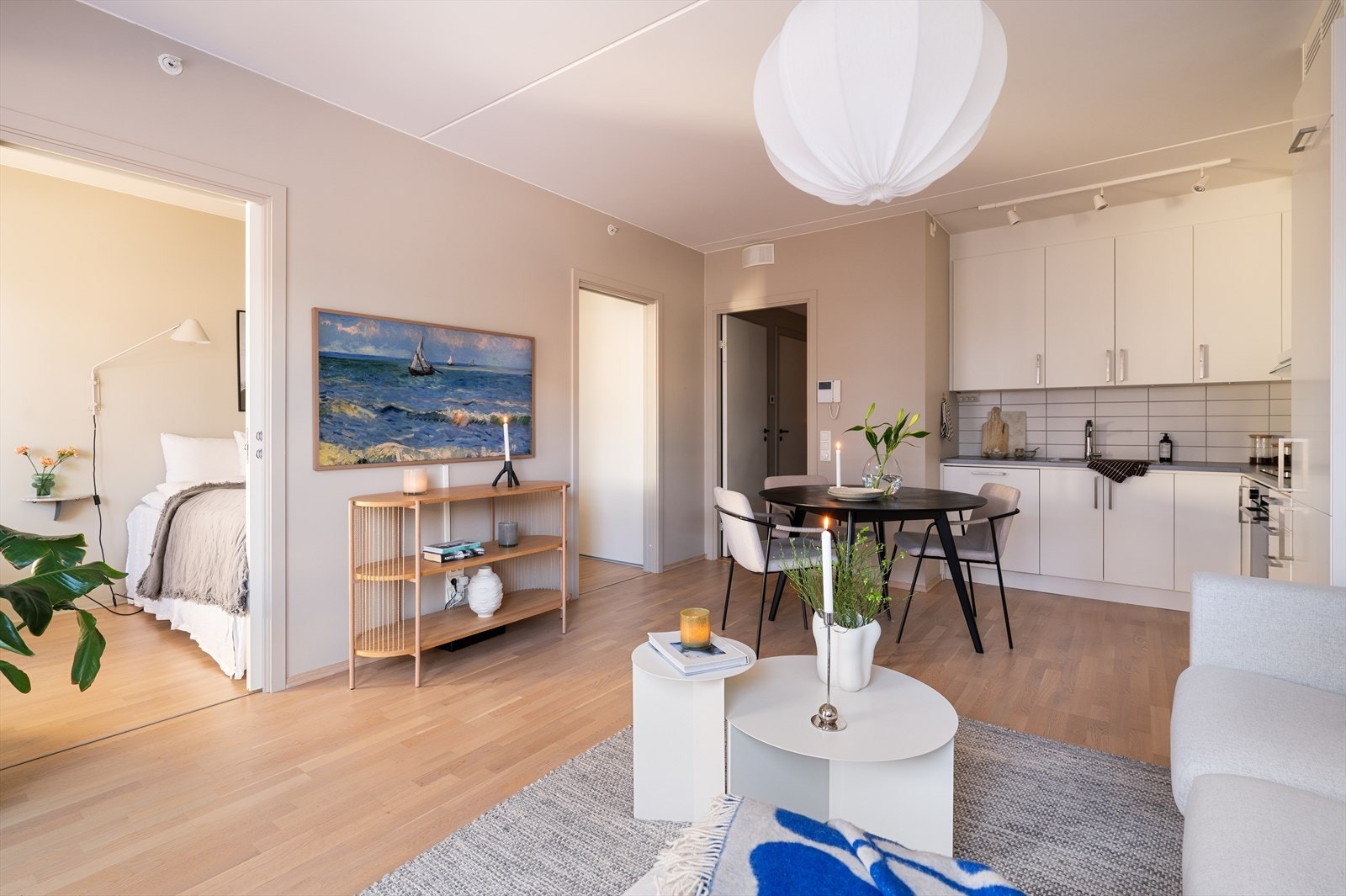 Gulvet er belagt med hvitoljet eikeparkett, som er gjennomgående for hele boligen. Galleribilde