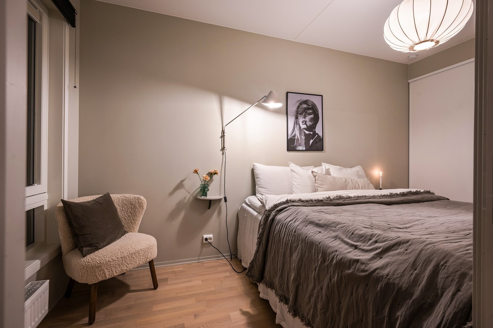 Her er det plass til både en stor dobbeltseng med nattbord og en praktisk kontorpult ved vinduet om ønskelig. Galleribilde