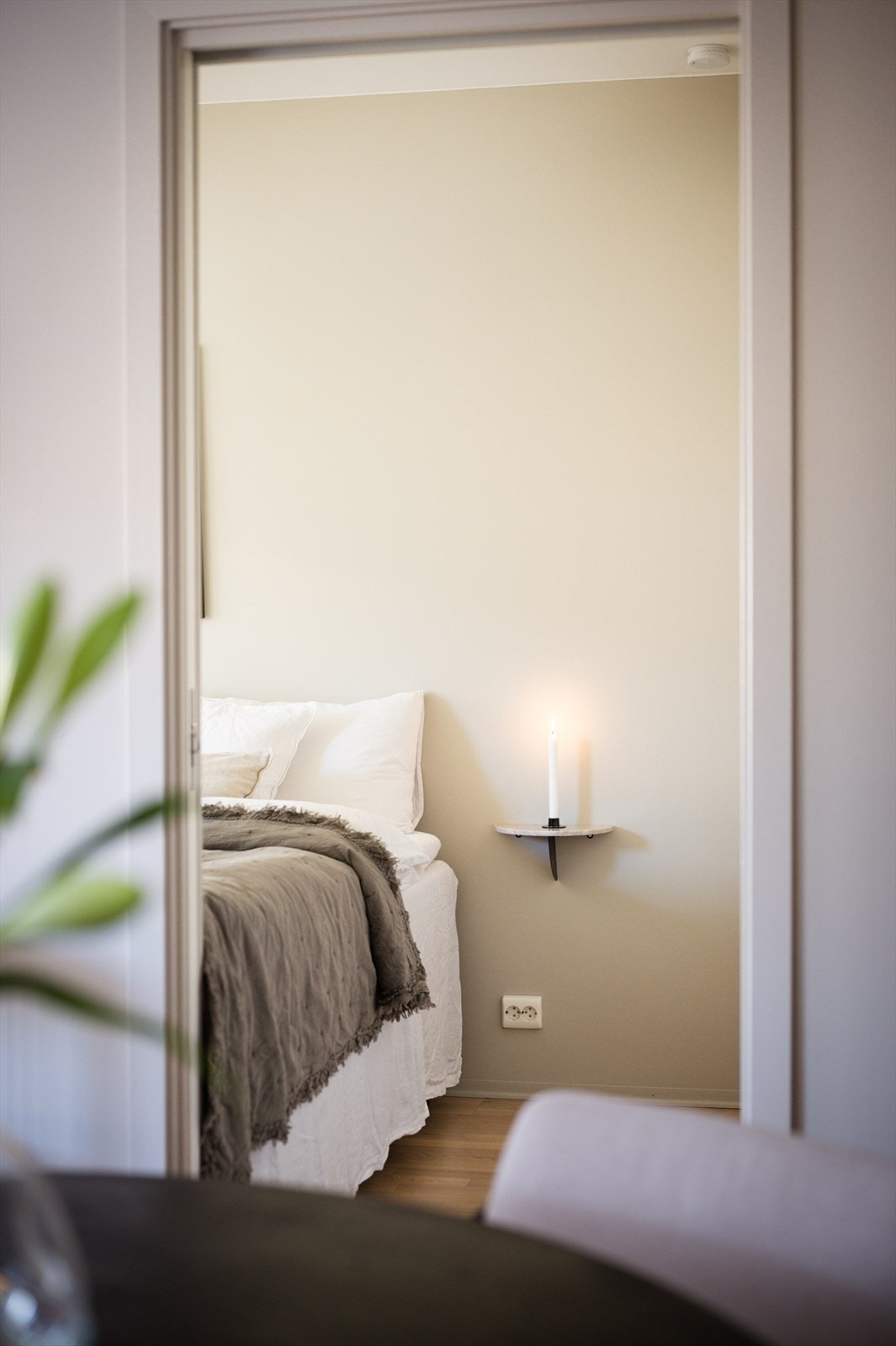 Fra stuen er det skyvedører inn til leilighetens soverom. Galleribilde