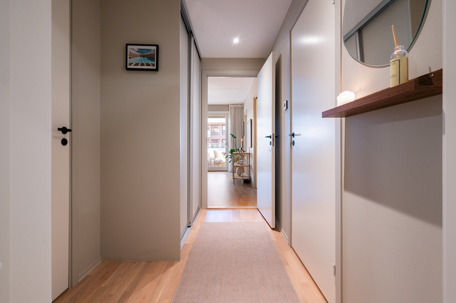 I gangen har du adkomst til en romslig walk-in garderobe/bod med rikelig oppbevaringsplass for yttertøy og diverse lagring. Det er i tillegg en skyvedørsgarderobe med plass til yttertøy og sko. Galleribilde