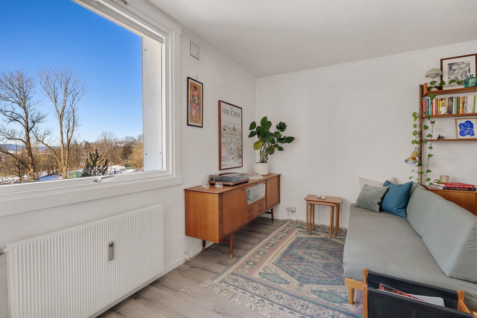 Det er god plass til sofaseksjon og medievegg. Galleribilde